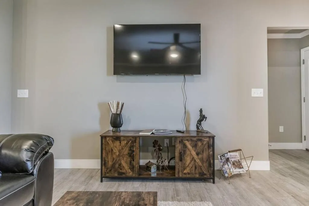 TV and multimedia in Beautifully Decorated New Home, King Bed, Washer/Dryer & Fully Stocked Kitchen