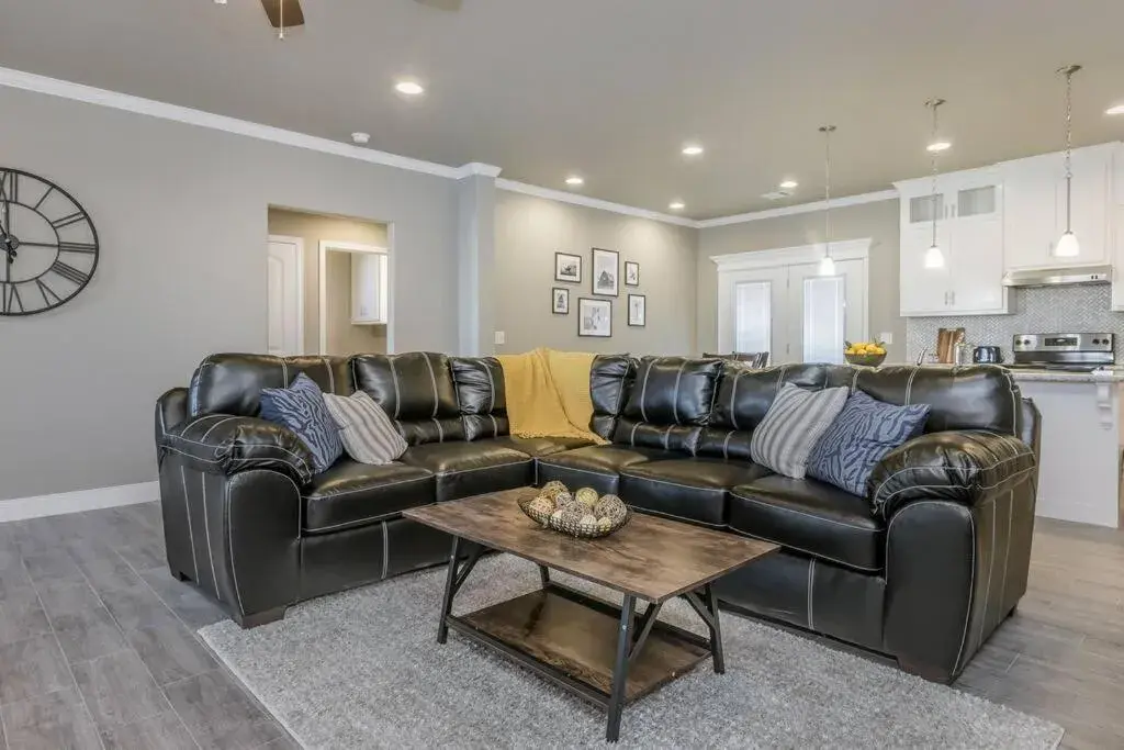 Beautifully Decorated New Home, King Bed, Washer/Dryer & Fully Stocked Kitchen Beautifully Decorated New Home, King Bed, Washer/Dryer & Fully Stocked Kitchen