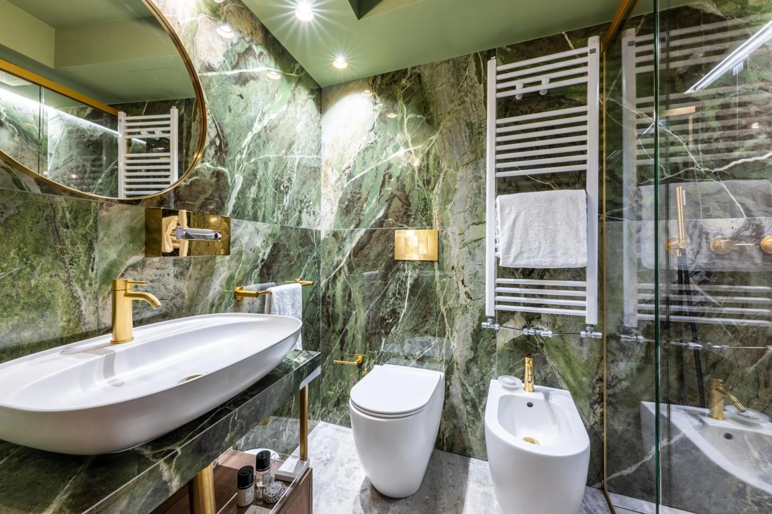 Shower in Hotel Colombina