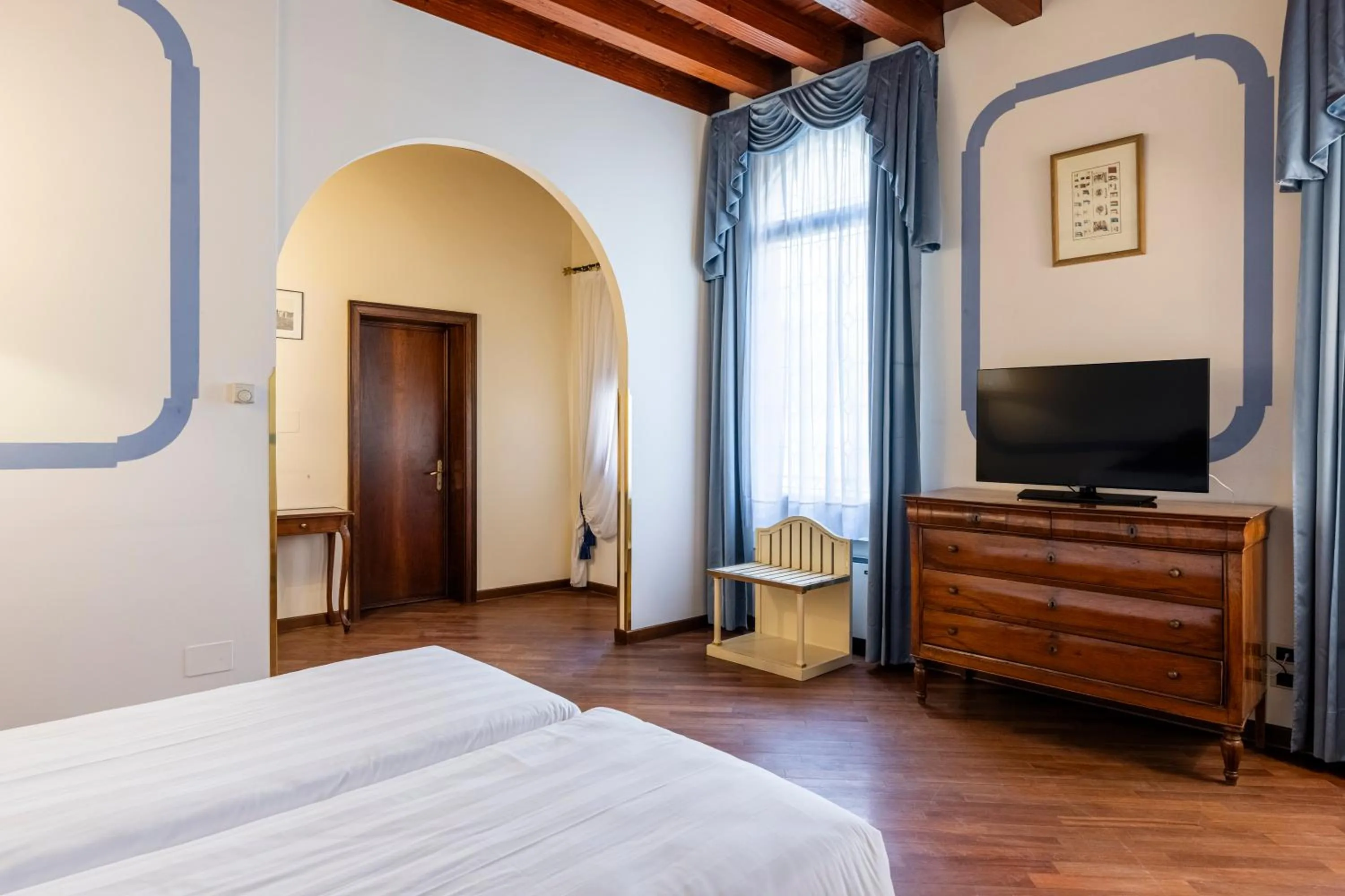 TV and multimedia, Bed in Hotel Colombina