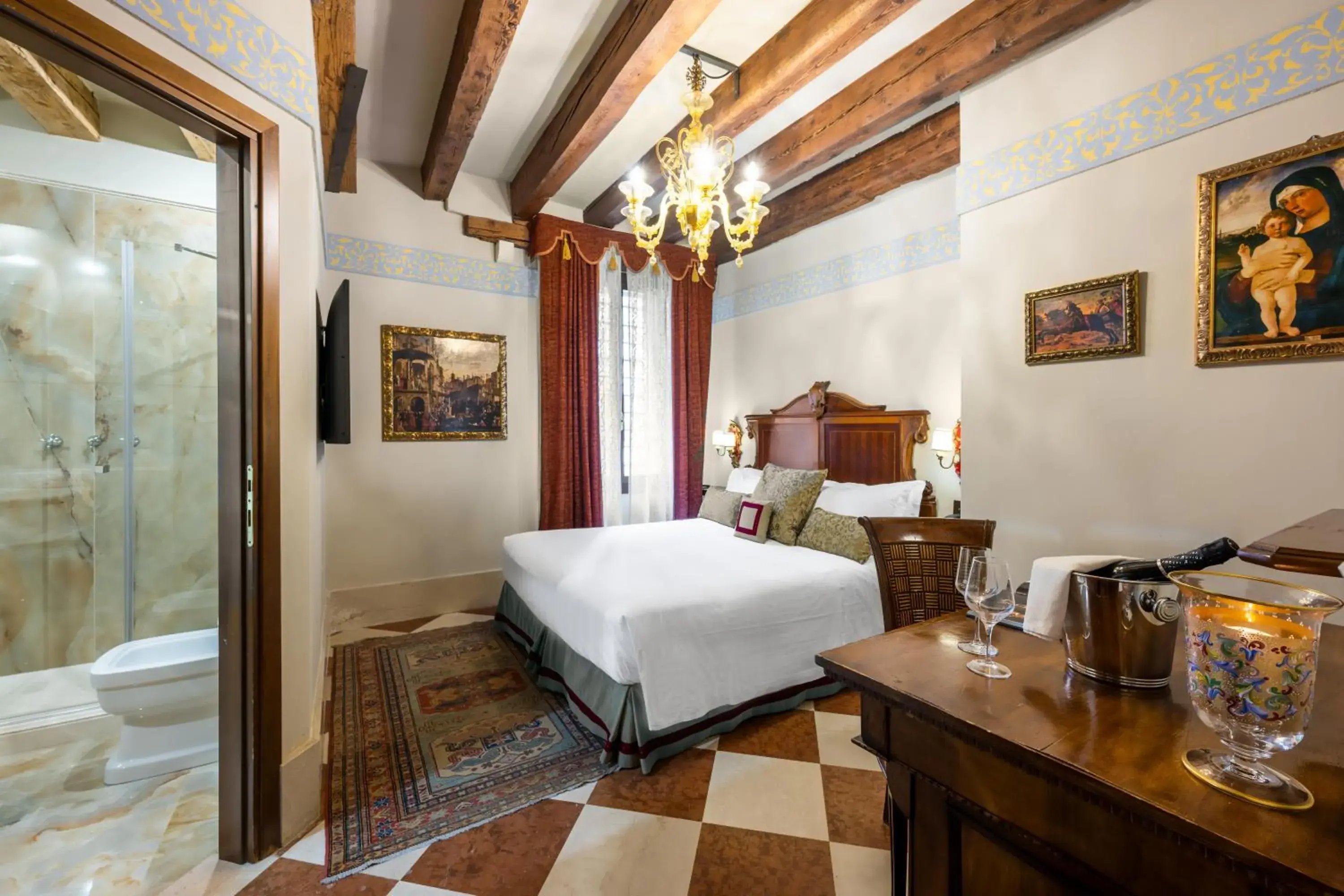 Classic Room with canal view in Hotel Palazzo Priuli Classic Room with canal view in Hotel Palazzo Priuli