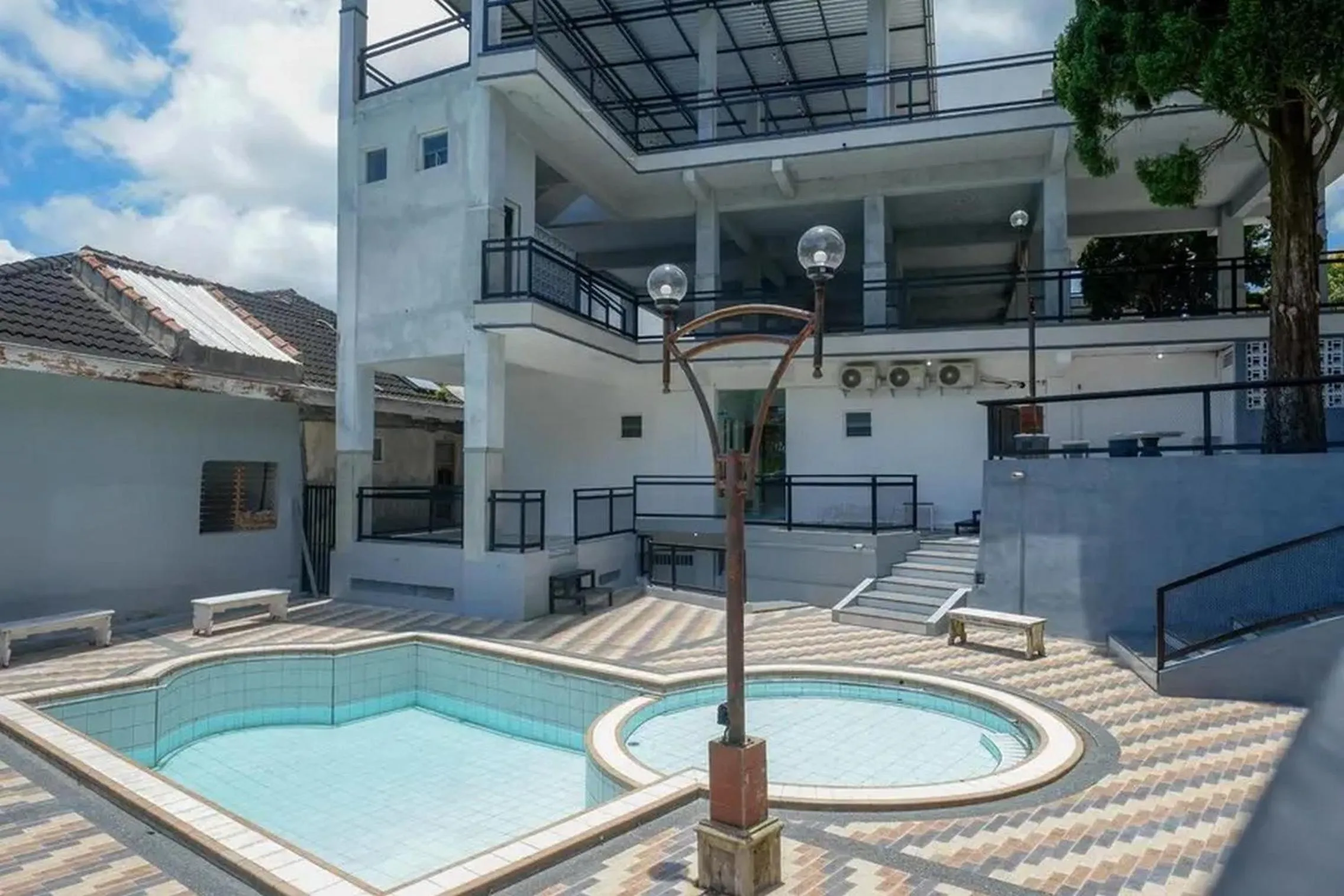 Swimming pool in RedDoorz Plus near Taman Rekreasi Selecta 2