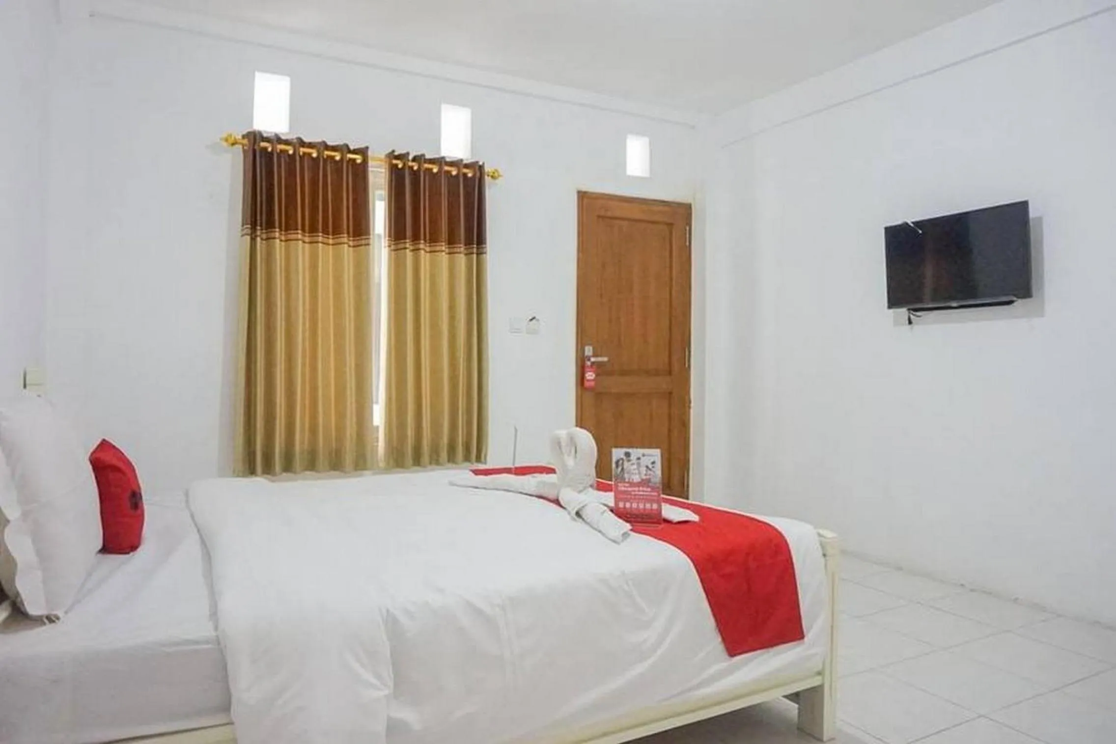 Bed in RedDoorz Plus near Taman Rekreasi Selecta 2