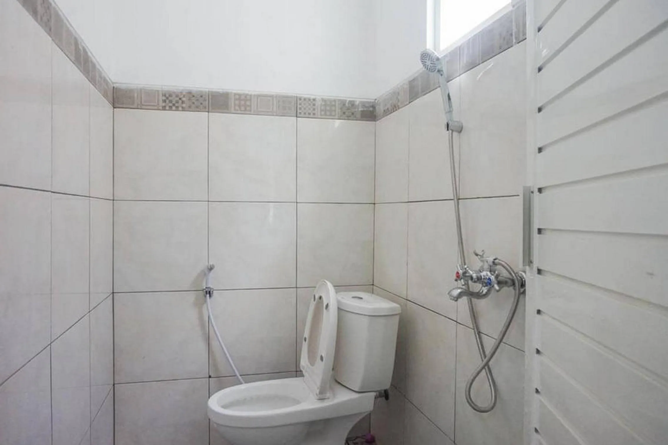 Shower in RedDoorz Plus near Taman Rekreasi Selecta 2