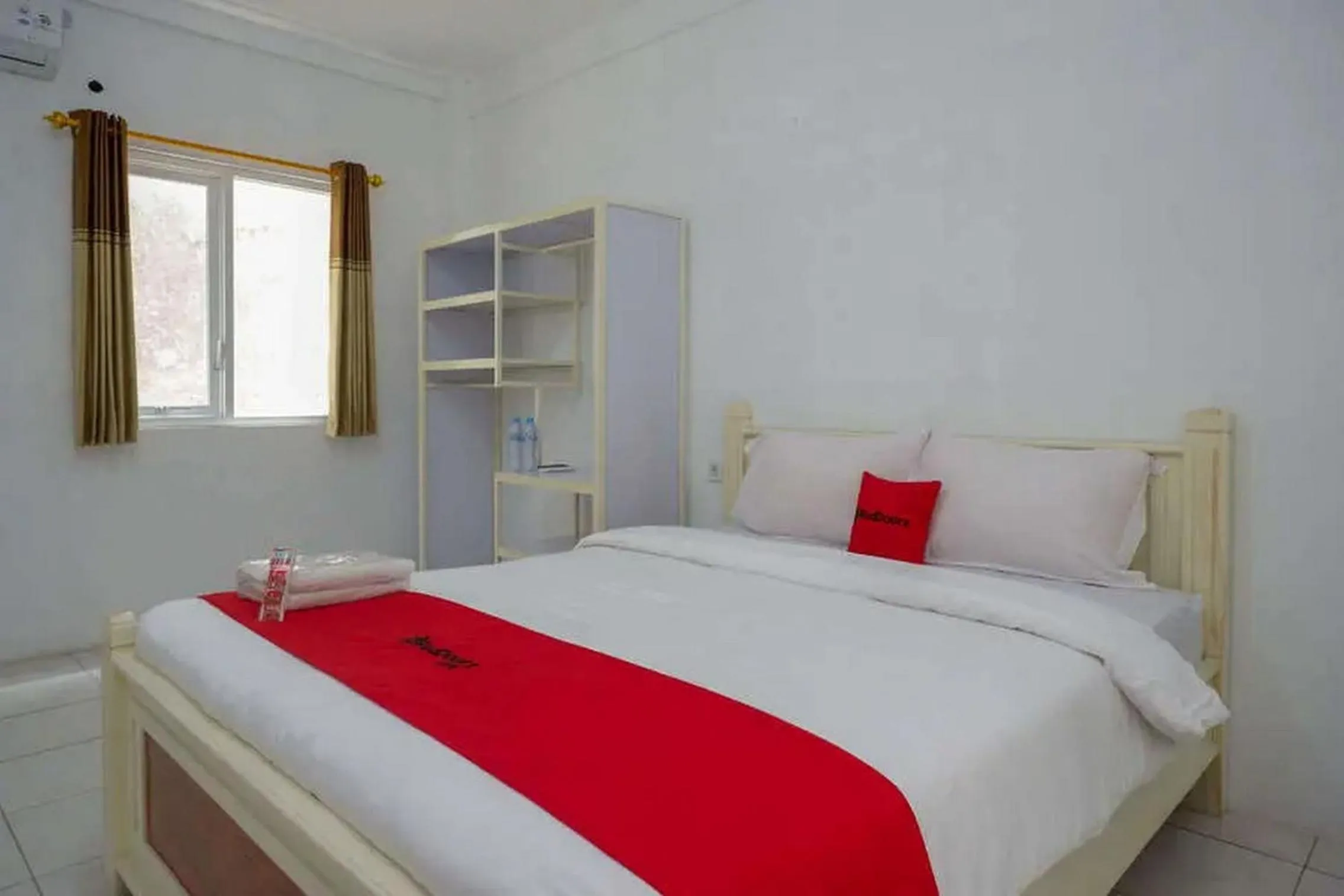 Bedroom, Bed in RedDoorz Plus near Taman Rekreasi Selecta 2