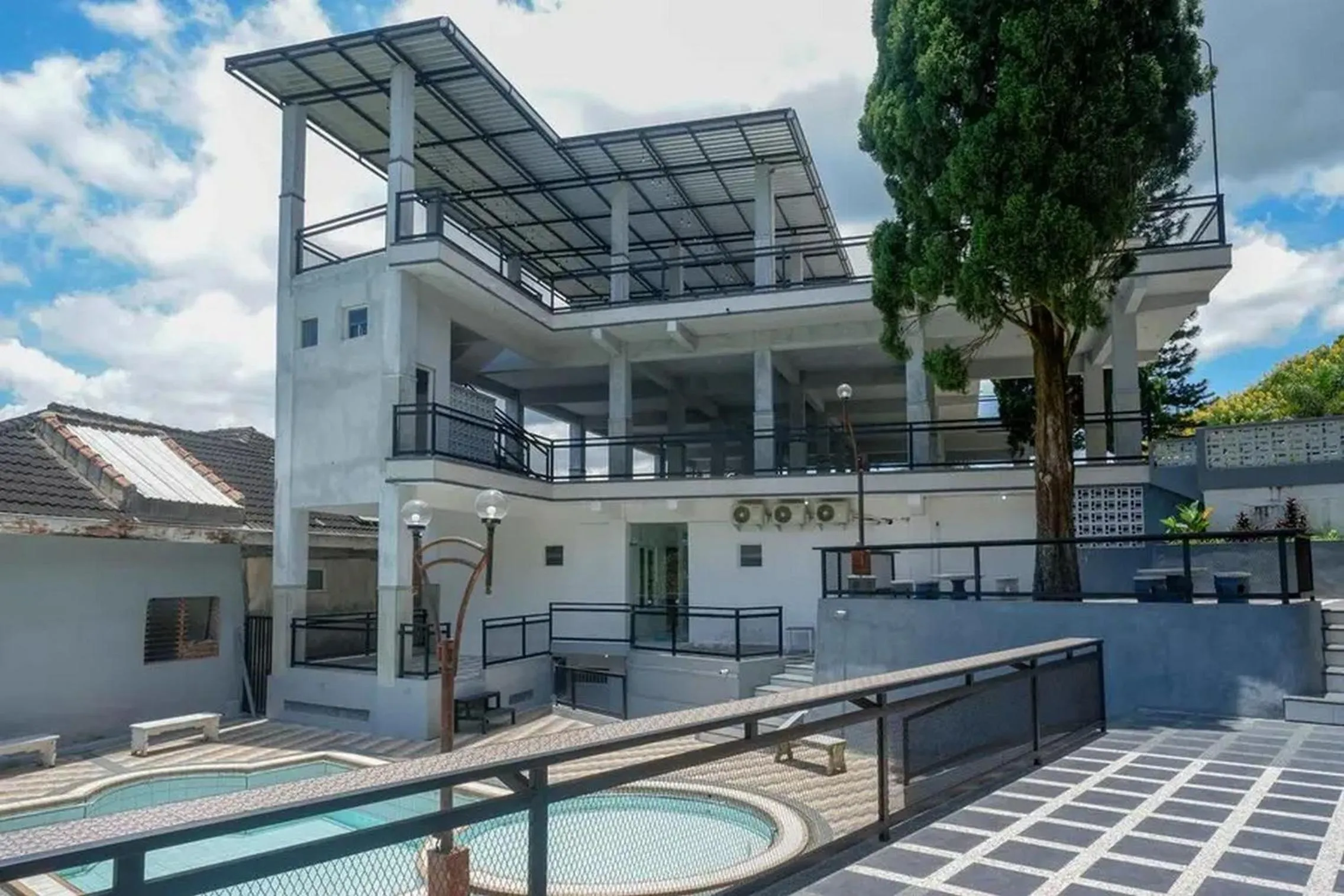 Property building in RedDoorz Plus near Taman Rekreasi Selecta 2