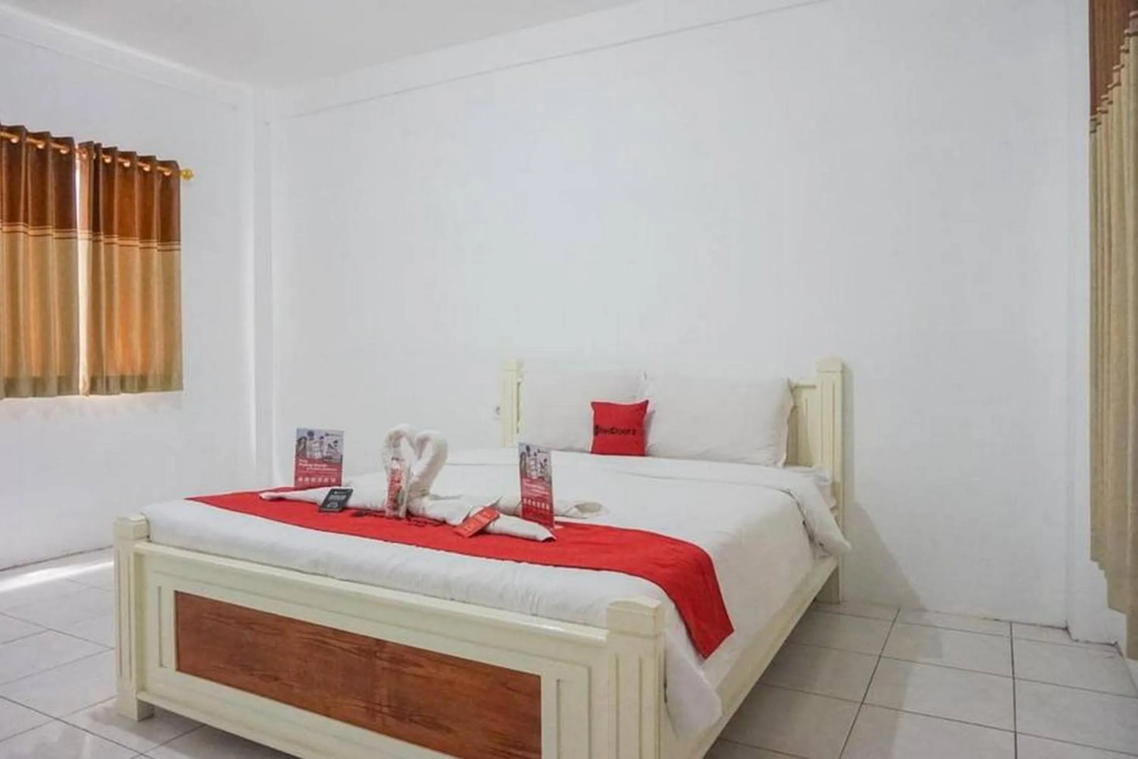 Bed in RedDoorz Plus near Taman Rekreasi Selecta 2