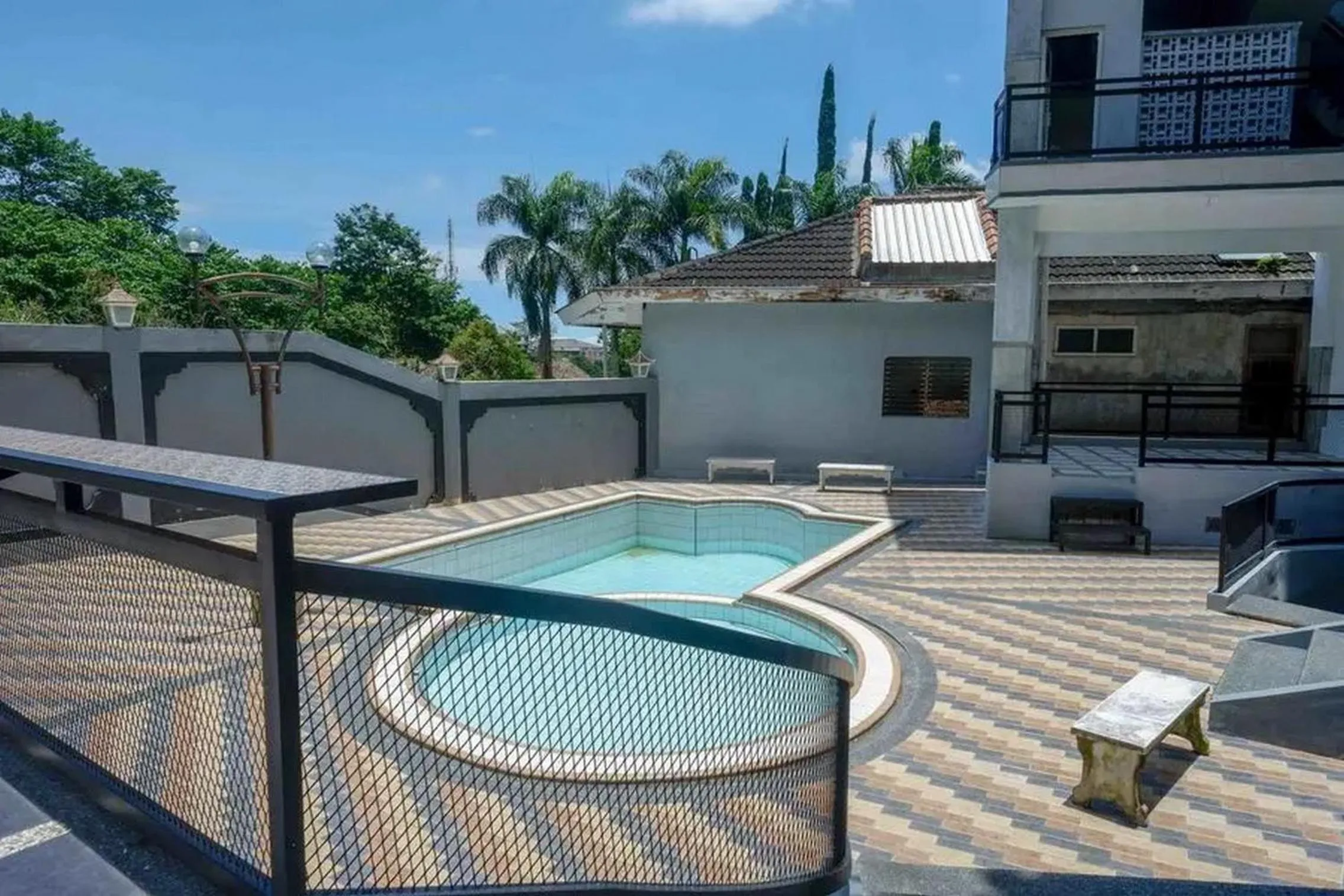 Swimming pool in RedDoorz Plus near Taman Rekreasi Selecta 2