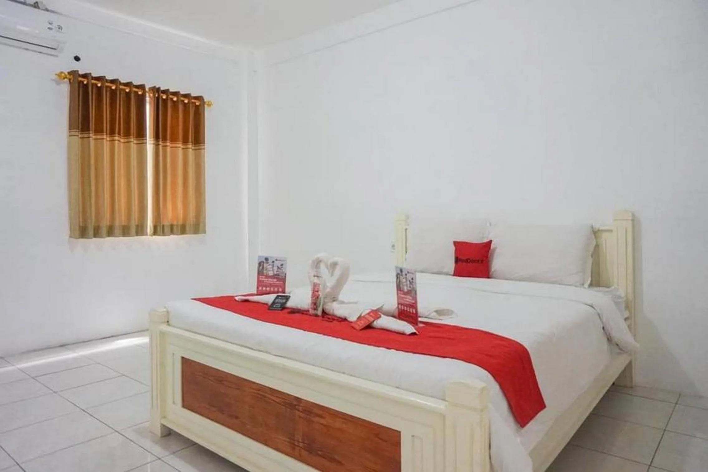 Bed in RedDoorz Plus near Taman Rekreasi Selecta 2