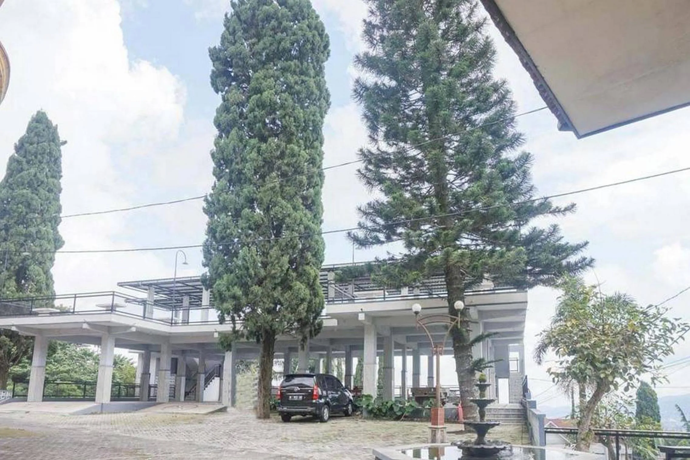 Property building in RedDoorz Plus near Taman Rekreasi Selecta 2