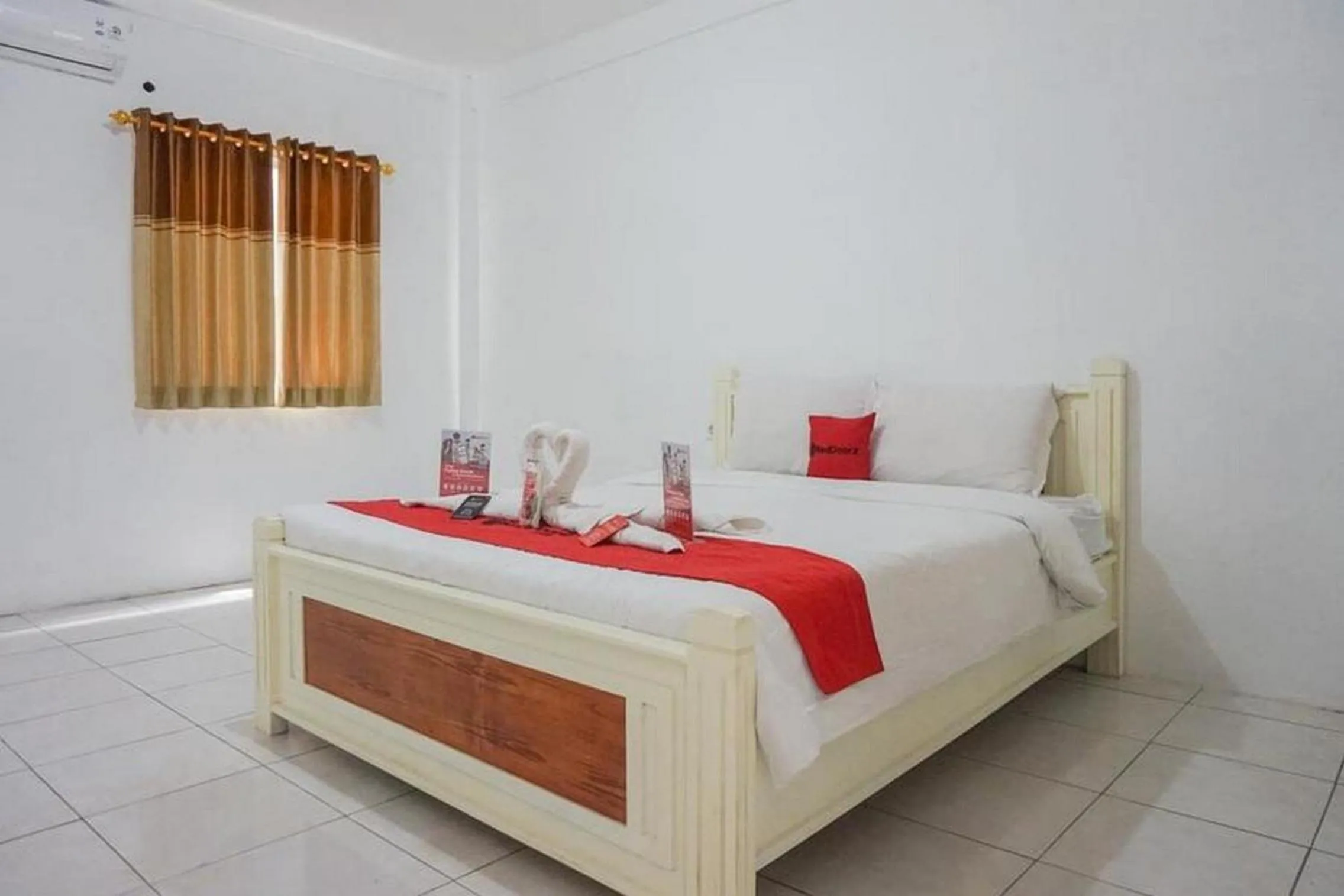 Bed in RedDoorz Plus near Taman Rekreasi Selecta 2