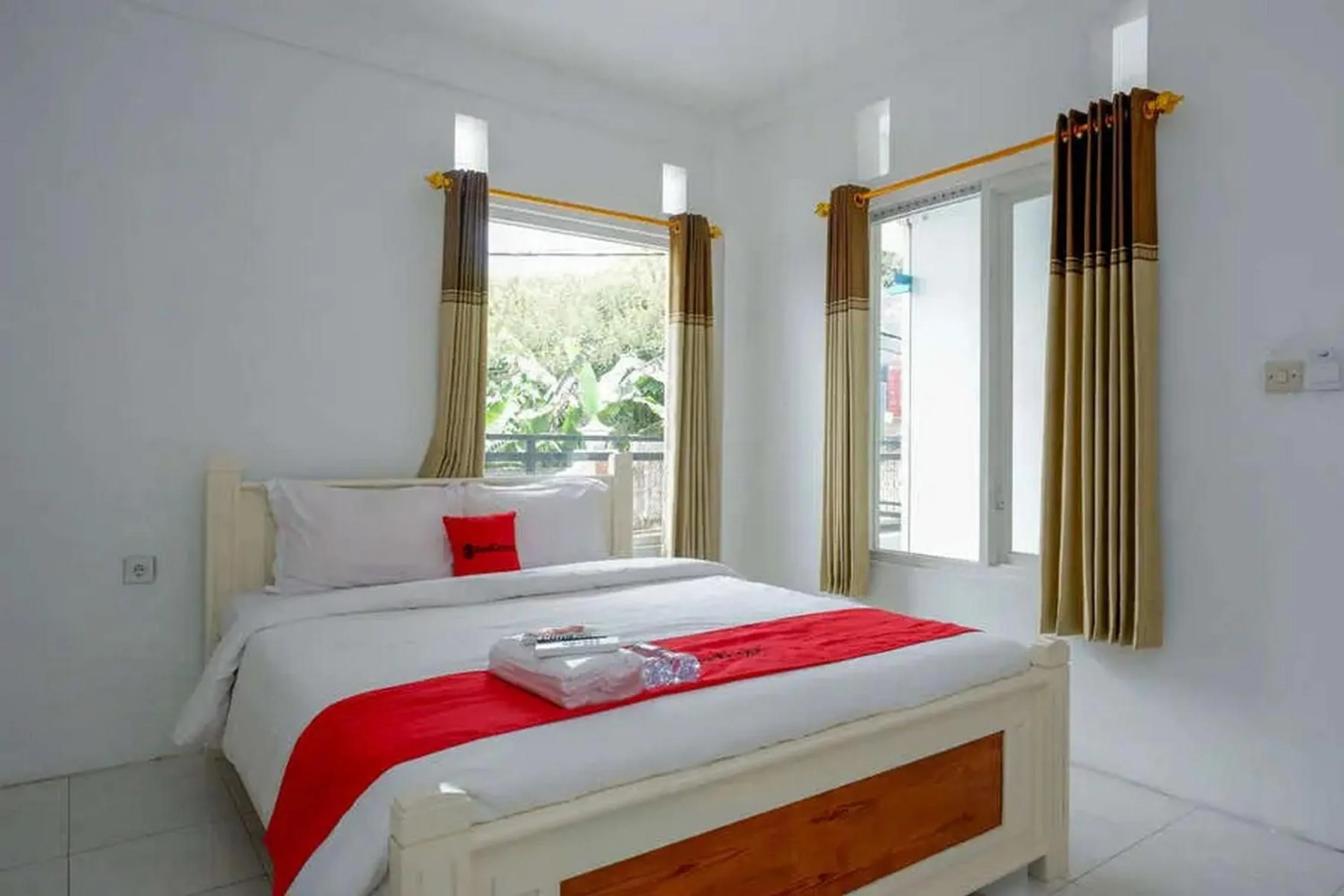 Bedroom, Bed in RedDoorz Plus near Taman Rekreasi Selecta 2