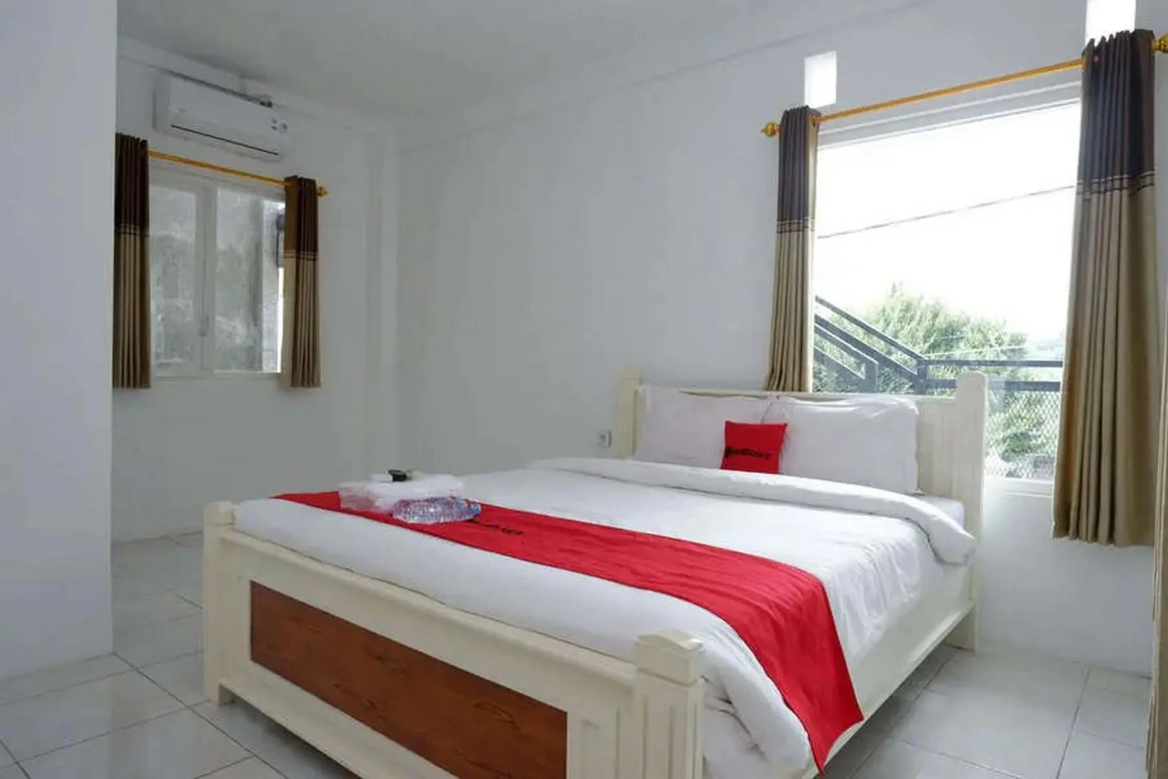 Bedroom, Bed in RedDoorz Plus near Taman Rekreasi Selecta 2