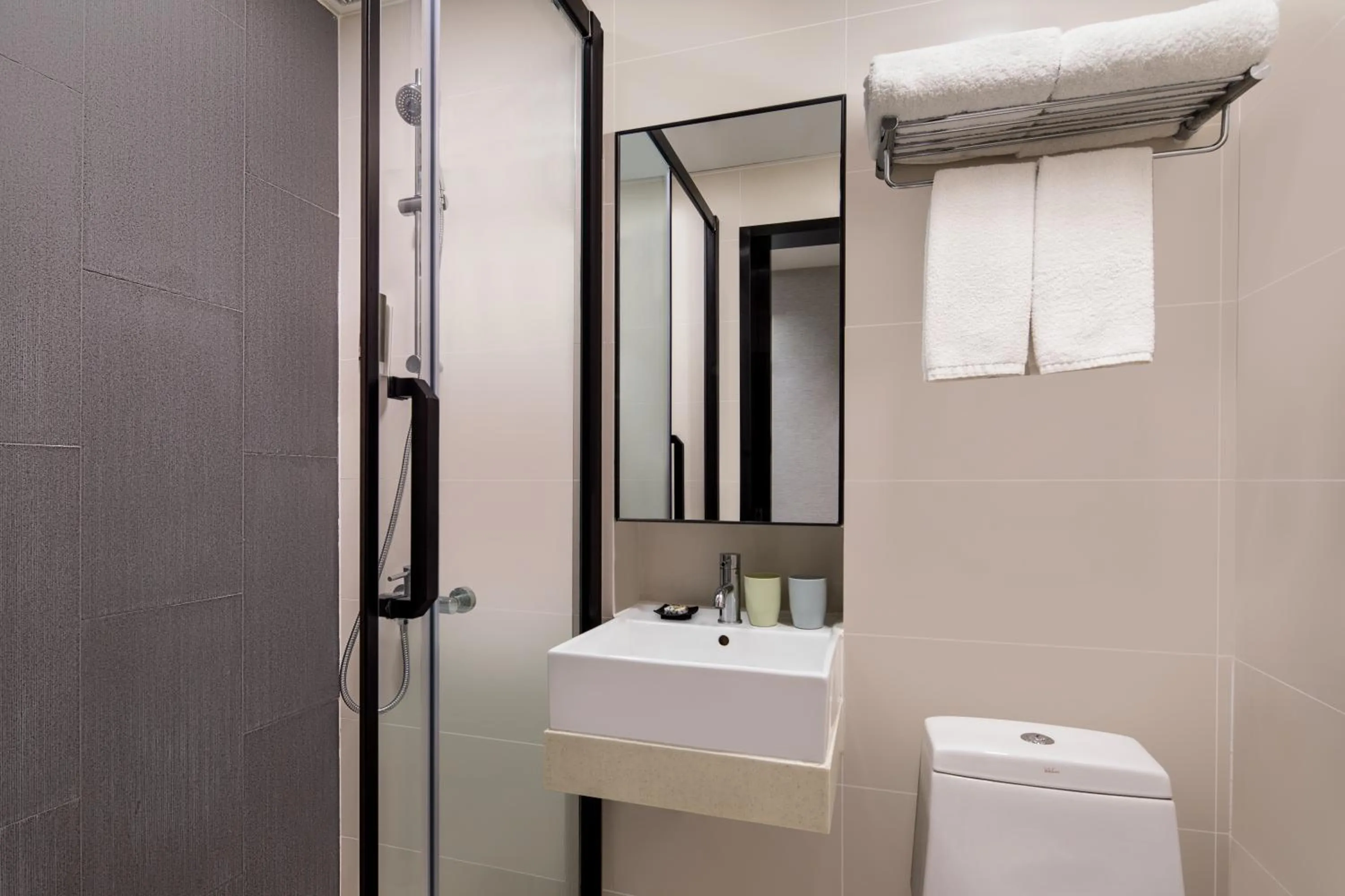 Shower in Modena by Fraser Hong Kong