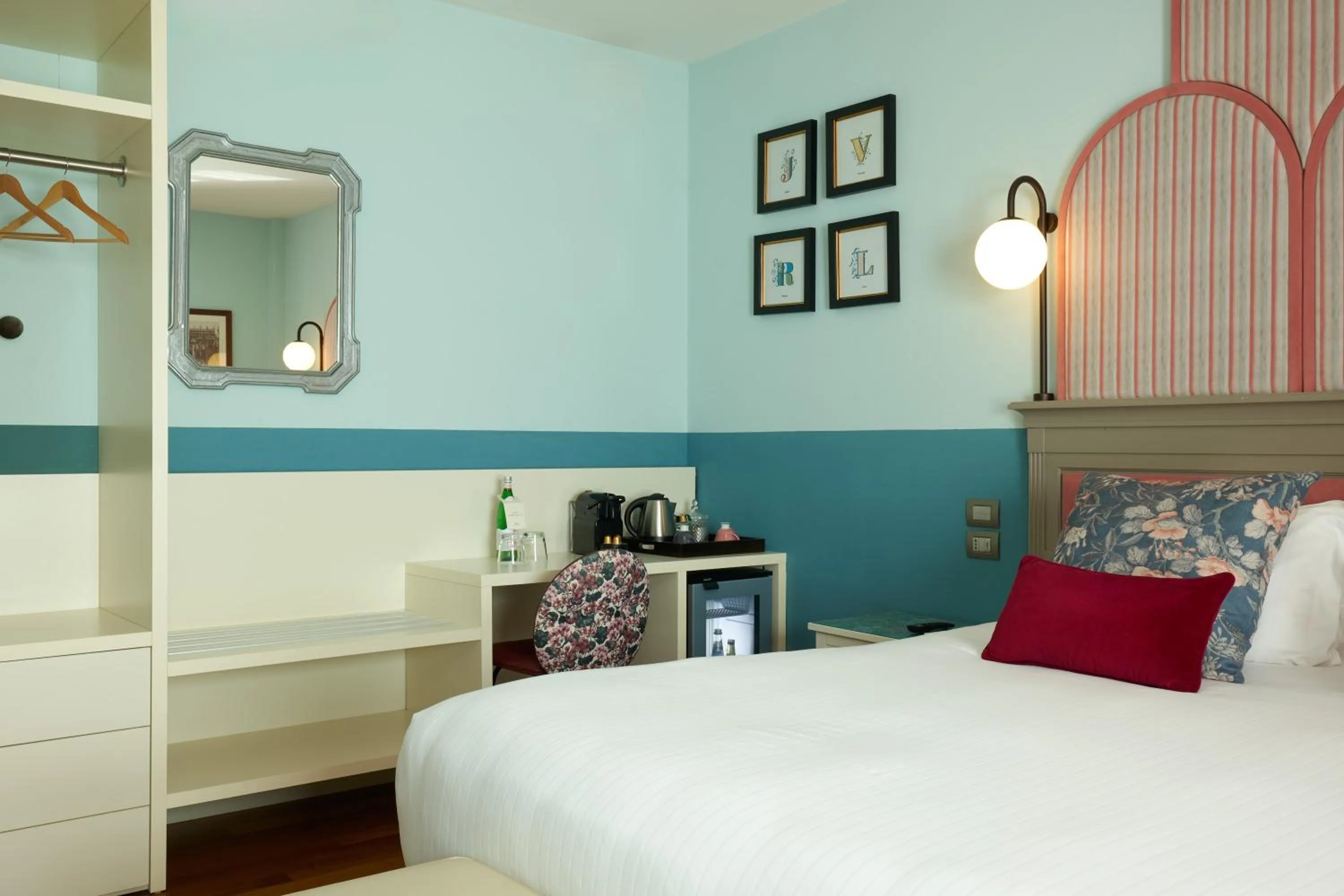 Photo of the whole room, Bed in Hotel Indigo Verona - Grand Hotel Des Arts by IHG