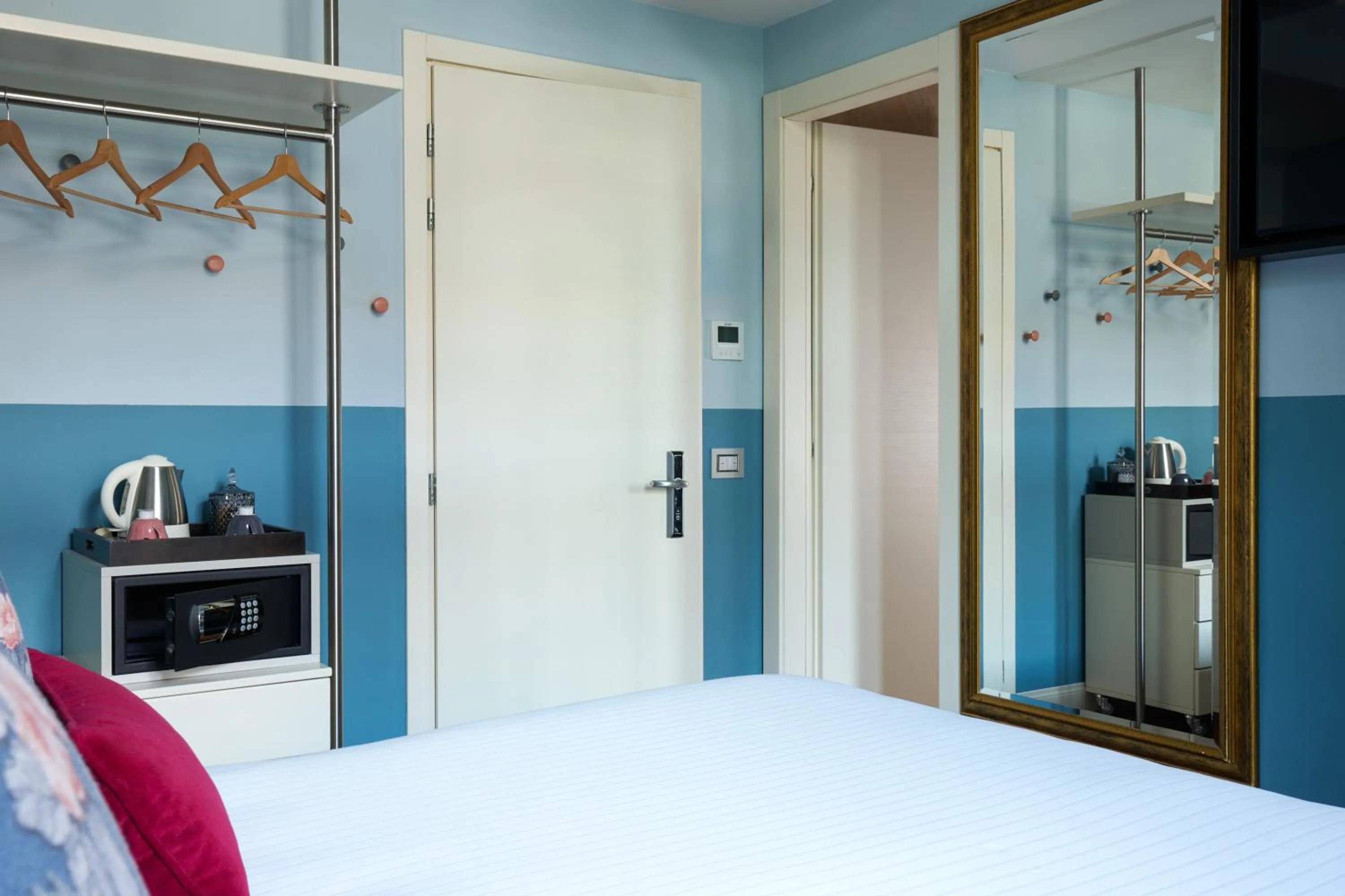 Photo of the whole room, Bed in Hotel Indigo Verona - Grand Hotel Des Arts by IHG