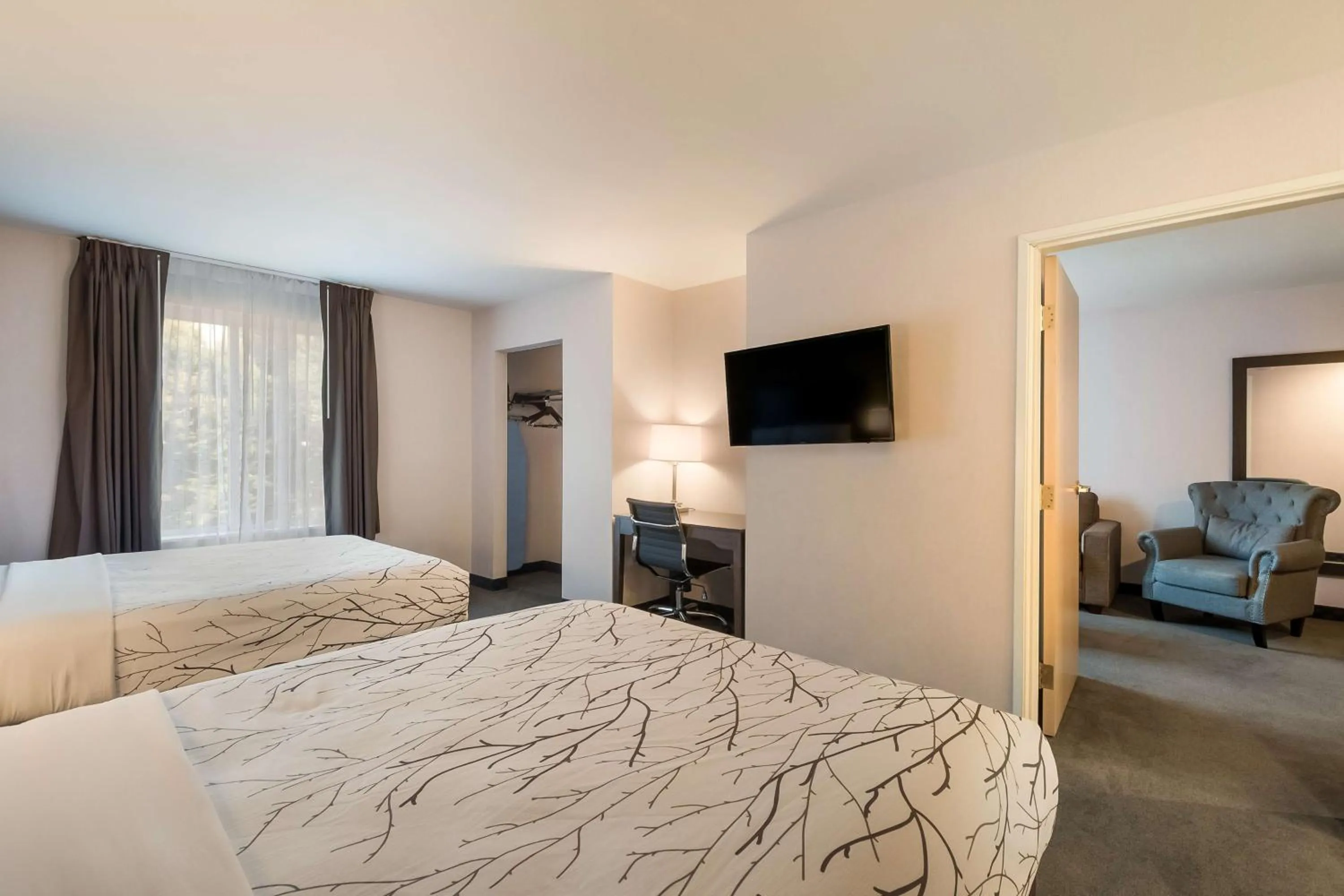 Bedroom, Bed in SureStay Plus Hotel by Best Western SeaTac Airport