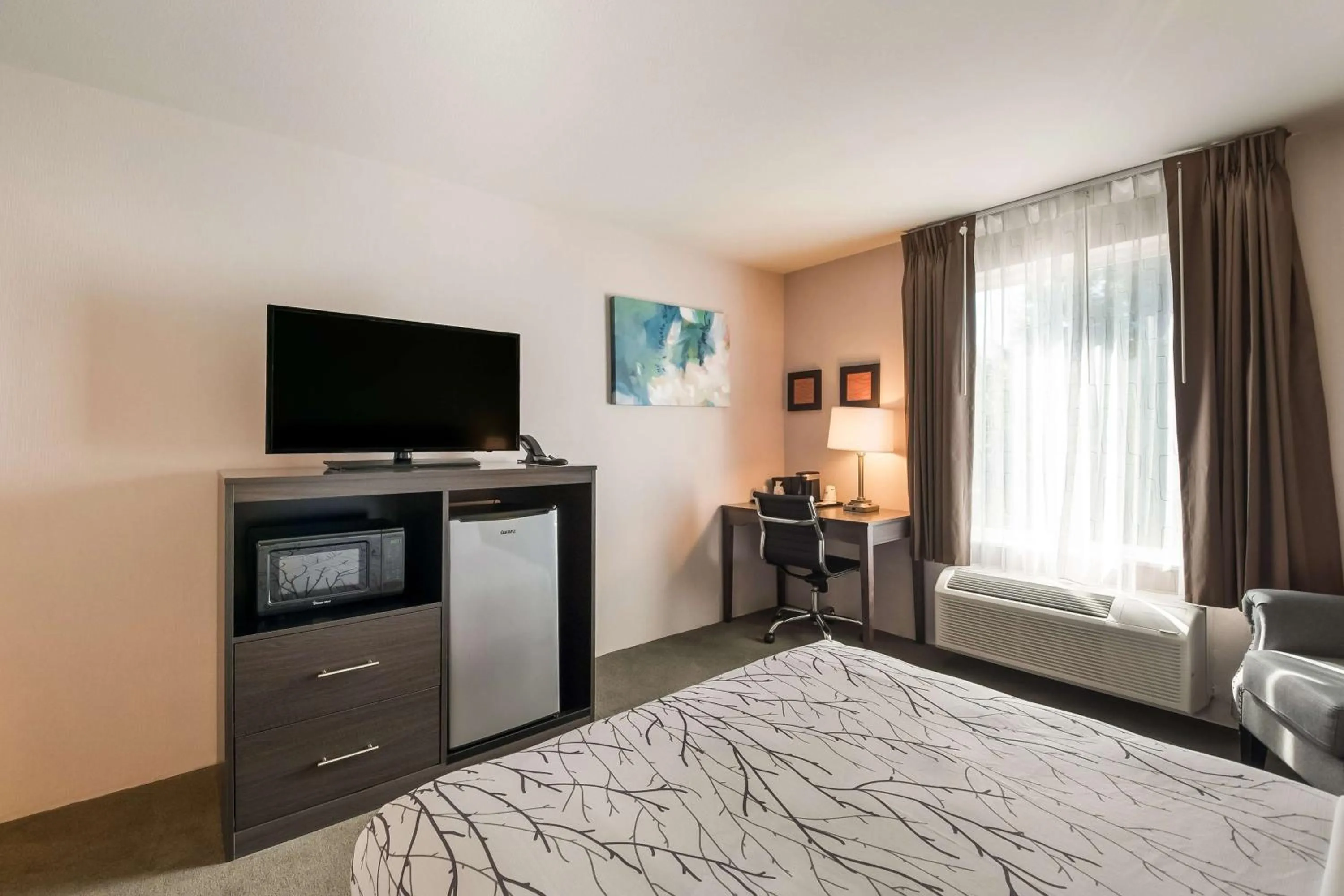 Bedroom, Bed in SureStay Plus Hotel by Best Western SeaTac Airport