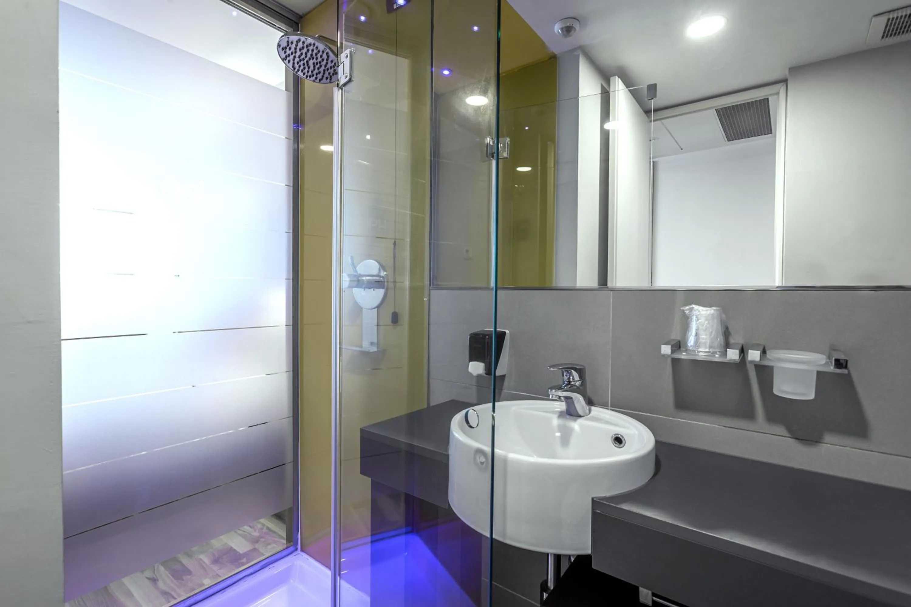 Shower in NEW IPOINT HOTEL