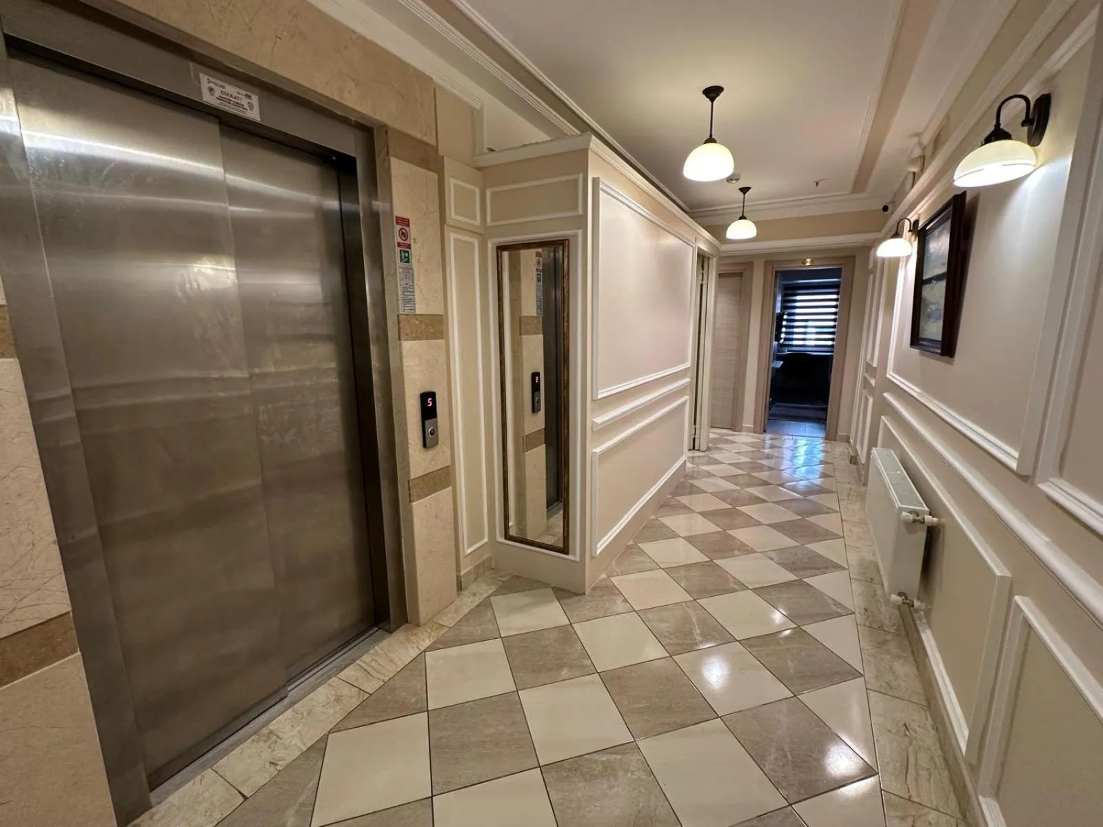 elevator in Hotel Mavirem