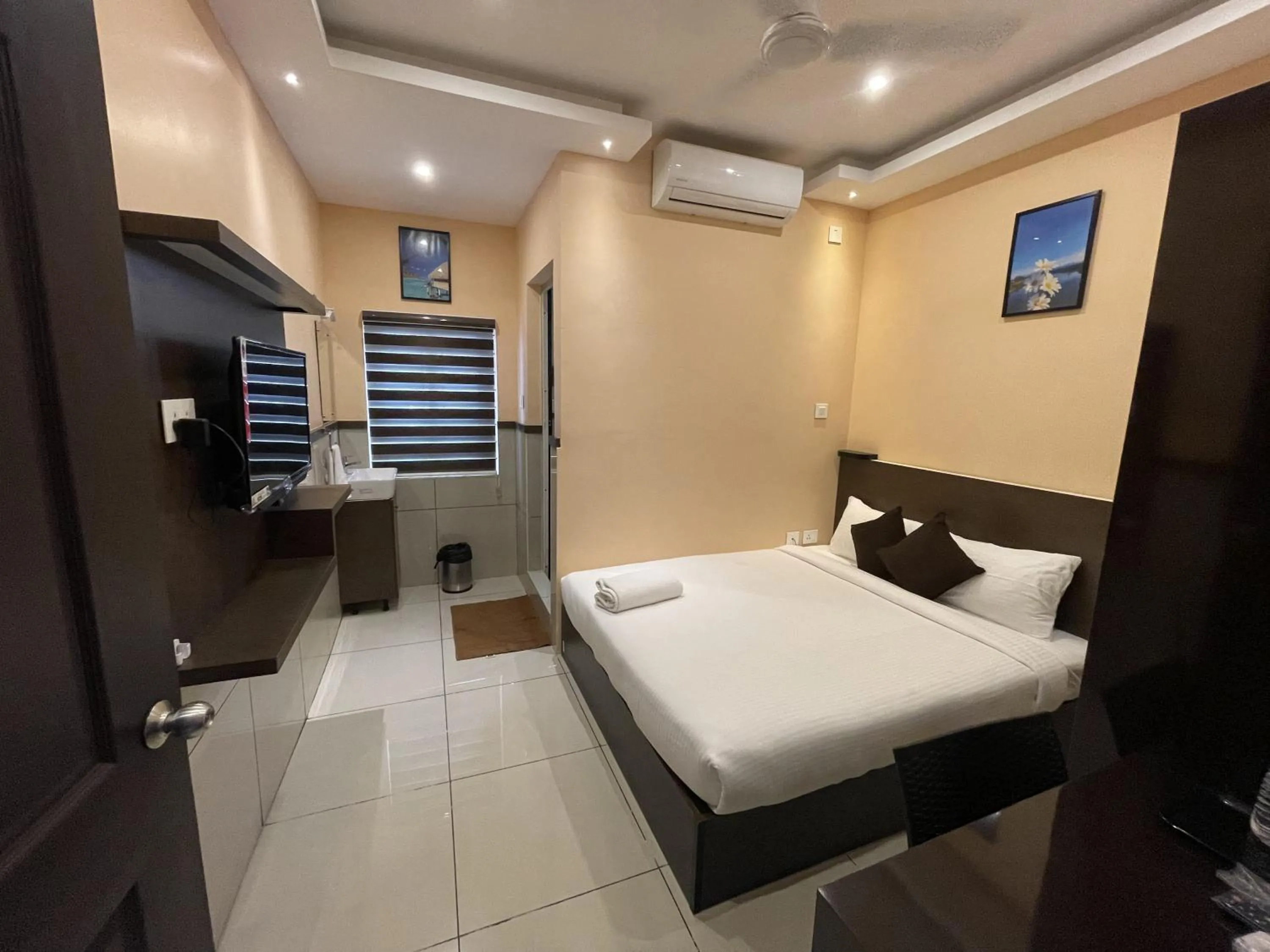 Photo of the whole room, Bed in ABUDHABI RESIDENCY