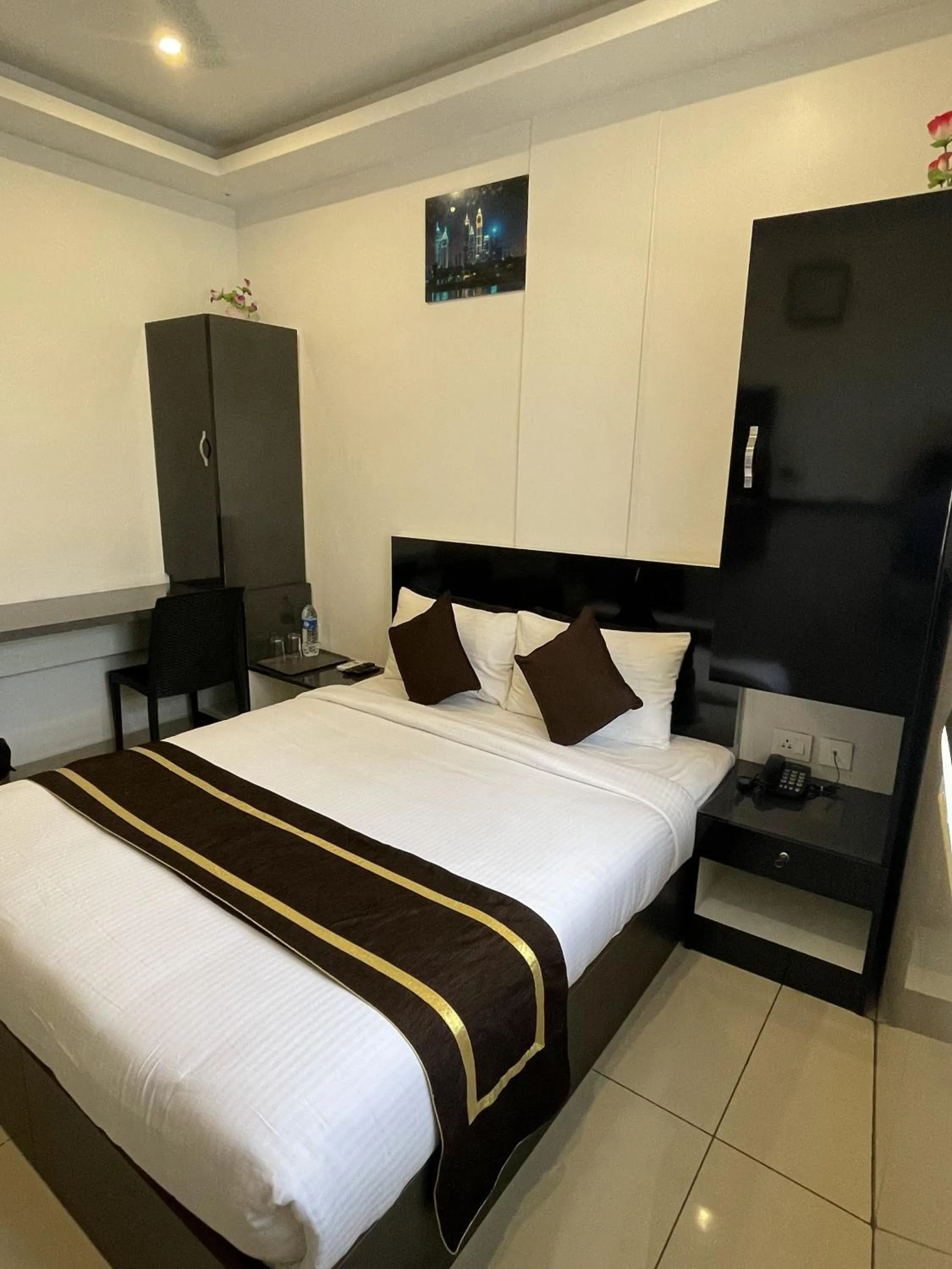 Bedroom, Bed in ABUDHABI RESIDENCY