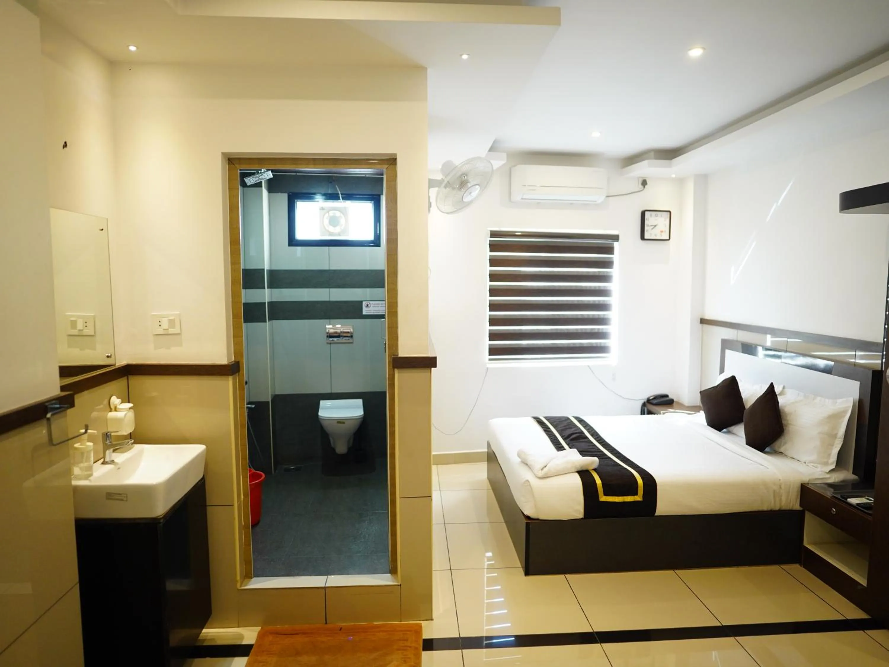 Bed in ABUDHABI RESIDENCY