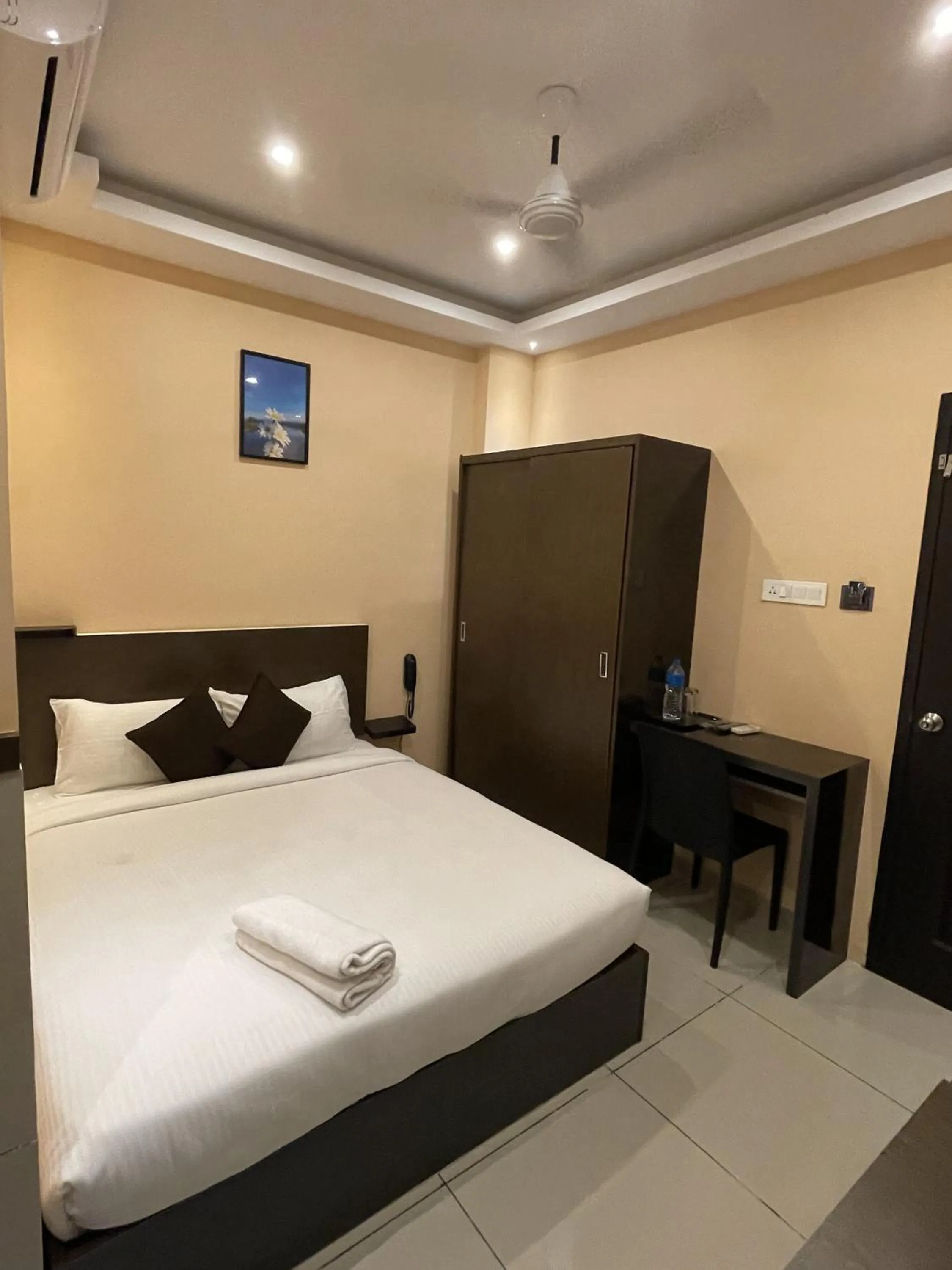 Photo of the whole room, Bed in ABUDHABI RESIDENCY