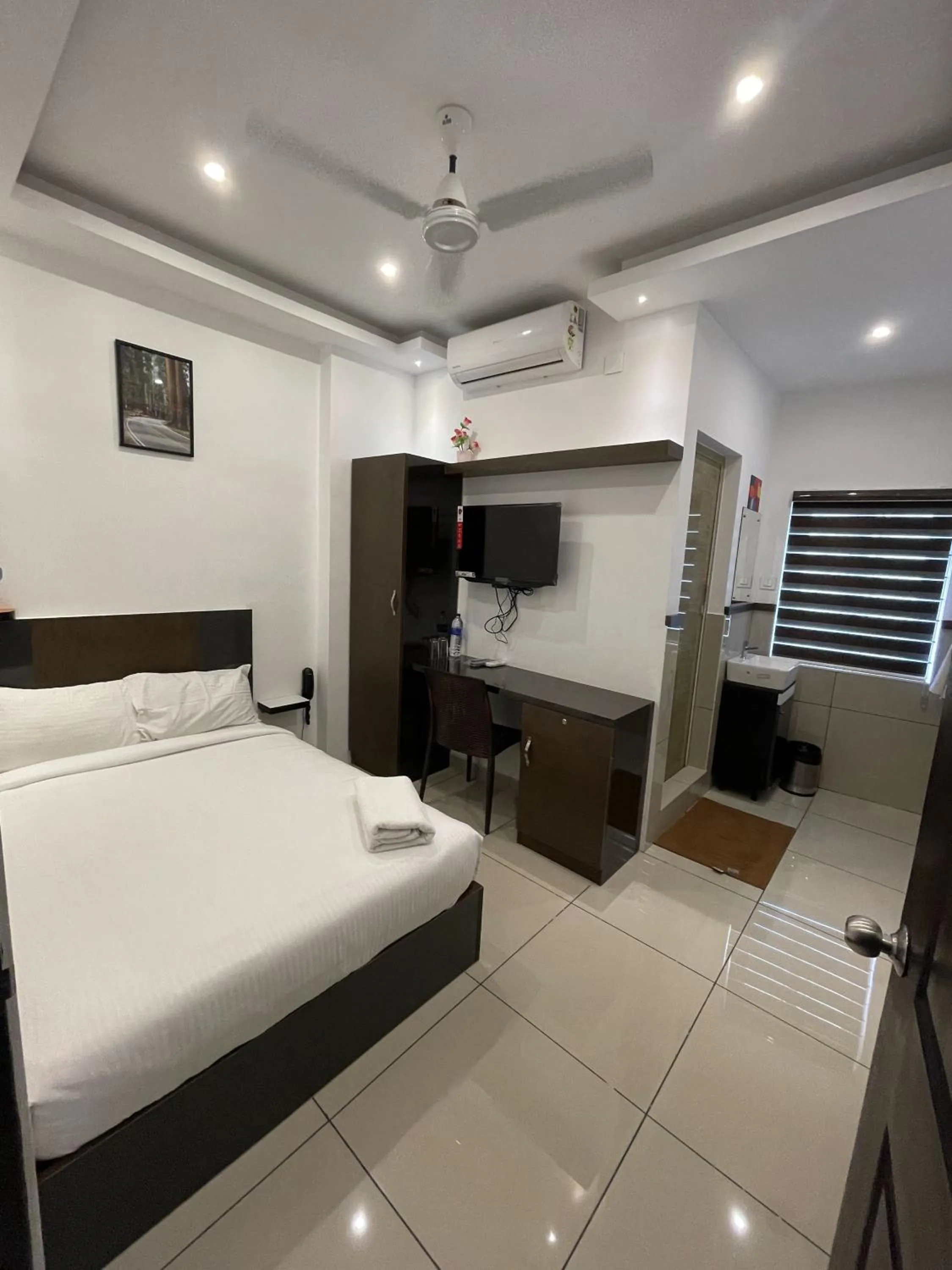 Photo of the whole room, Bed in ABUDHABI RESIDENCY