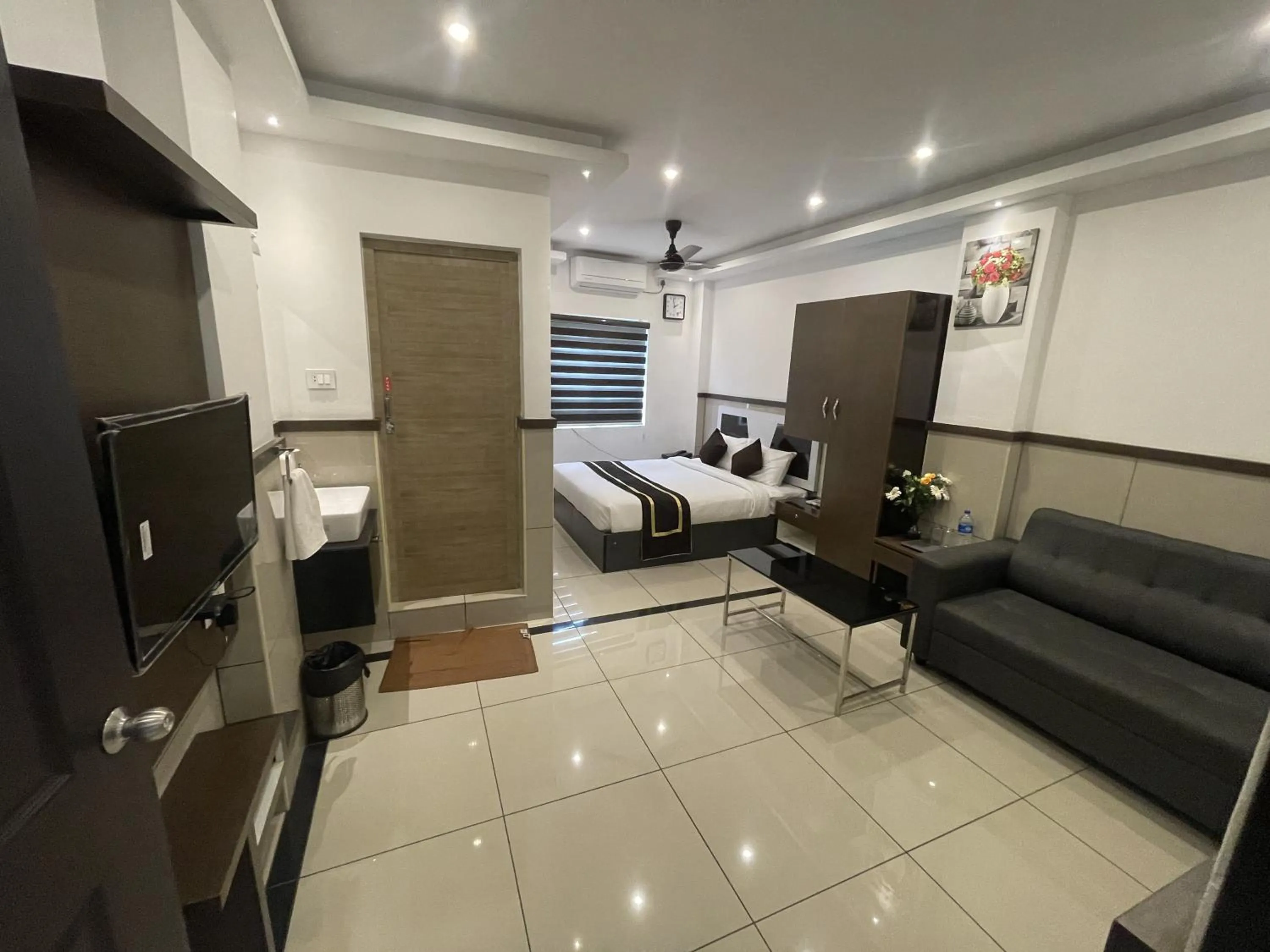 TV and multimedia in ABUDHABI RESIDENCY