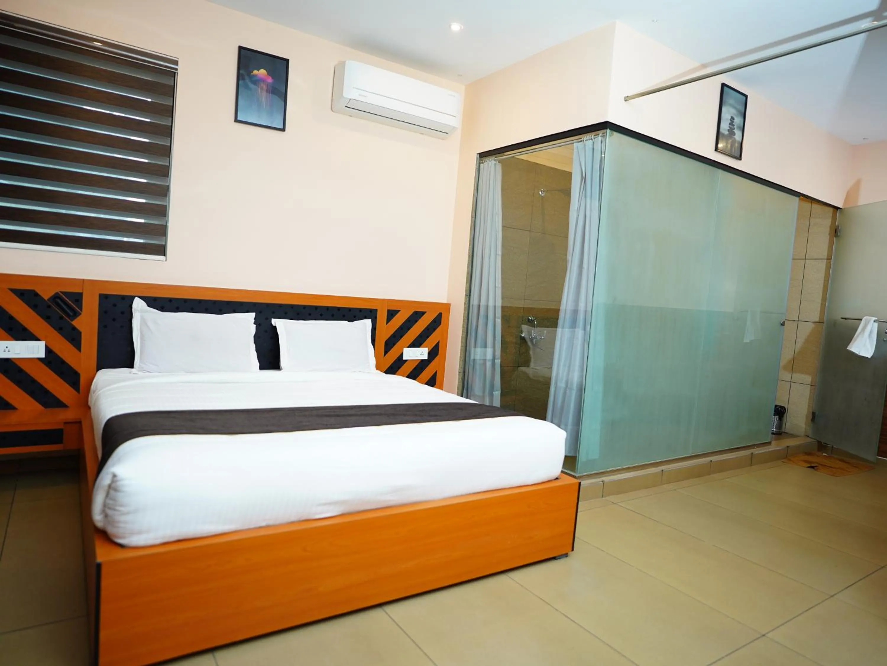 Bathroom, Bed in ABUDHABI RESIDENCY