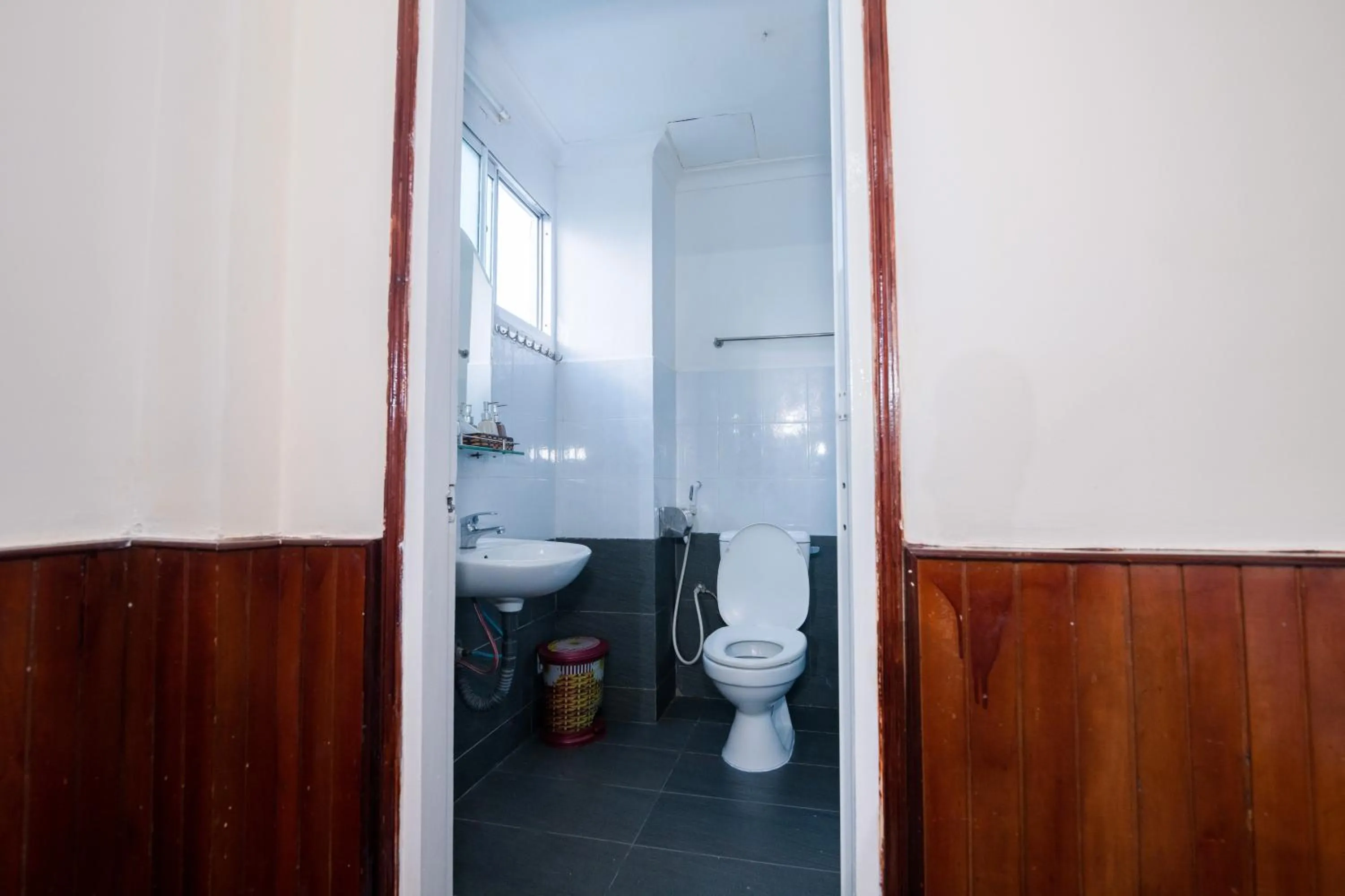 Shower in ANH ĐÀO HOTEL