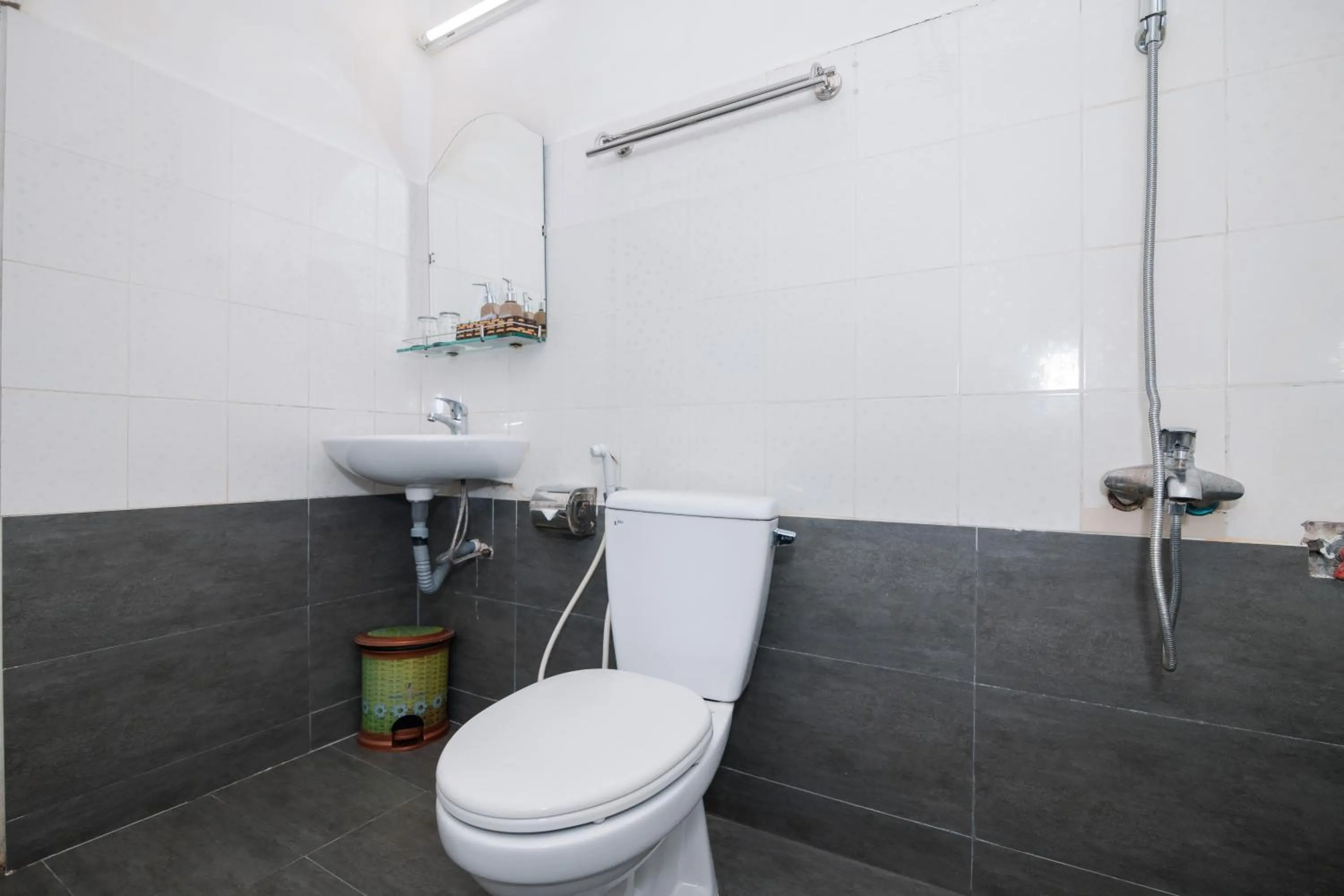 Shower in ANH ĐÀO HOTEL