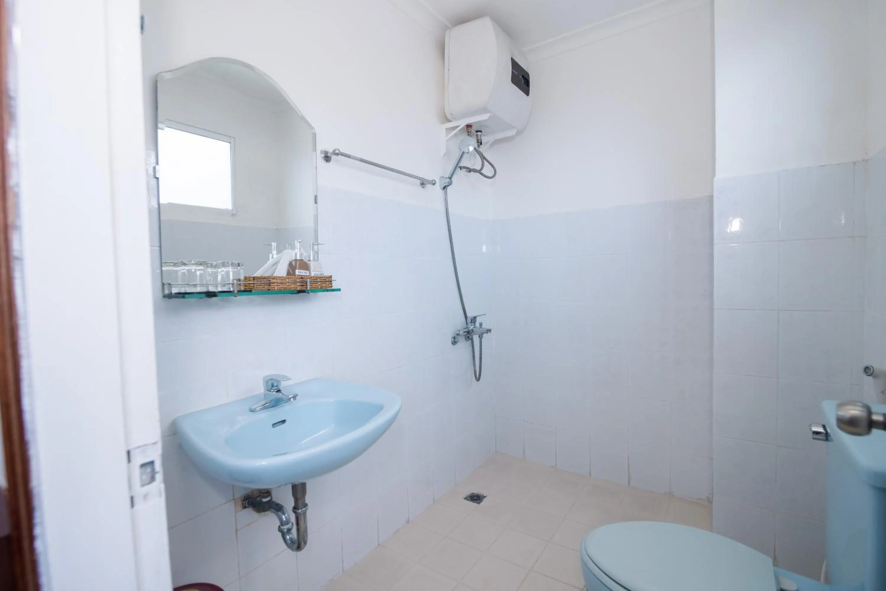 Shower in ANH ĐÀO HOTEL