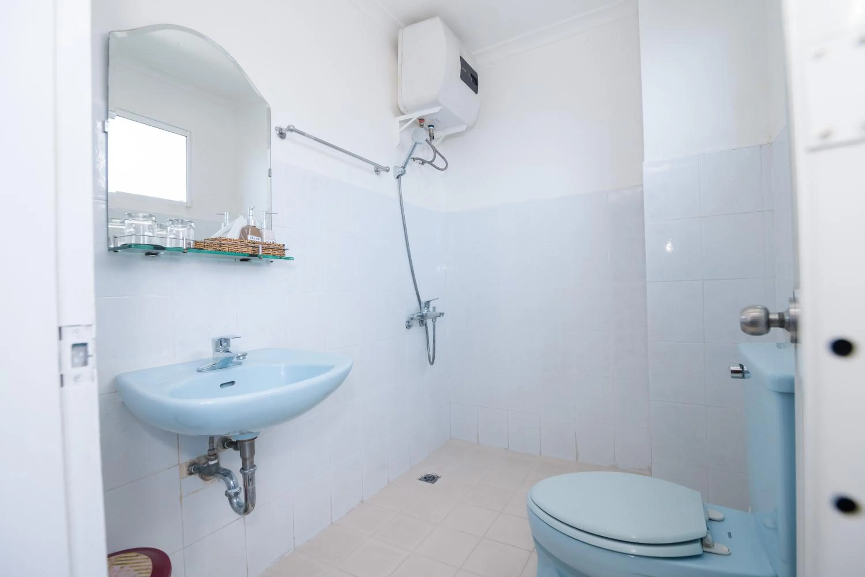 Shower in ANH ĐÀO HOTEL