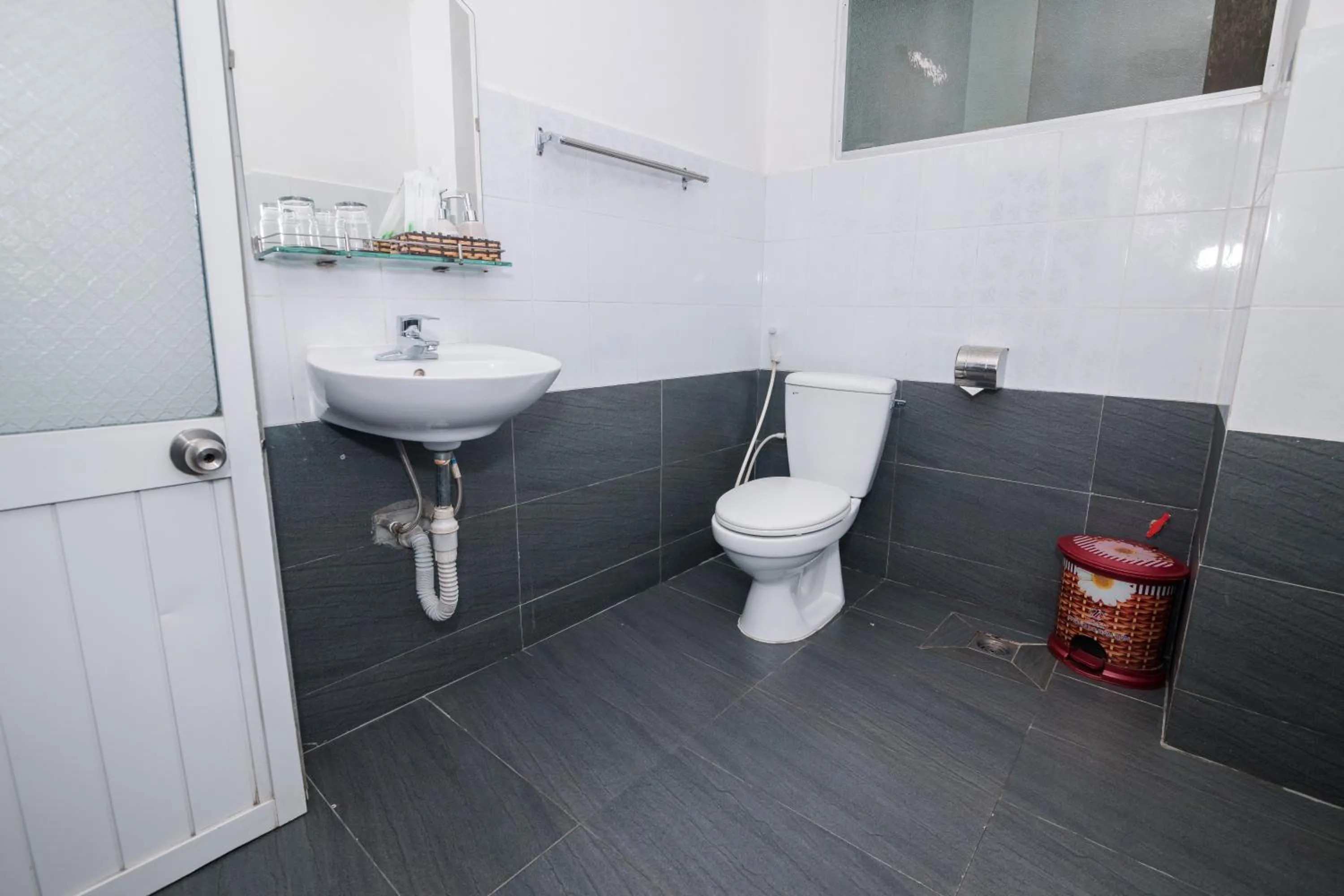 Bathroom in ANH ĐÀO HOTEL