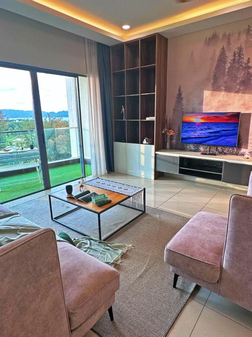 Communal lounge/ TV room in Mari Mari Homestay - IMAGO THE LOFT