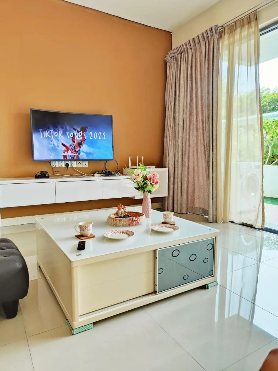 Communal lounge/ TV room in Mari Mari Homestay - IMAGO THE LOFT