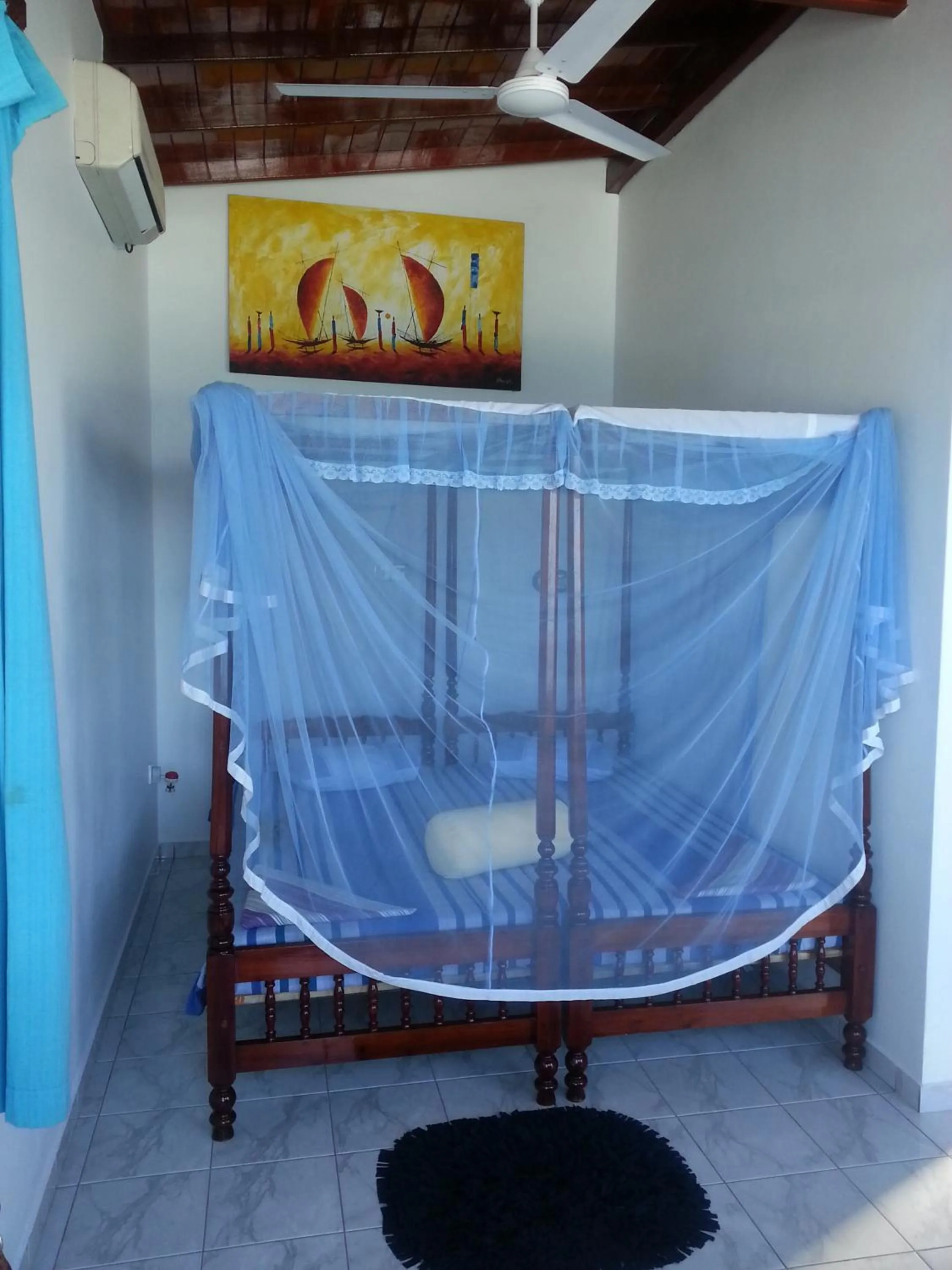 Photo of the whole room, Bed in Main Reef Guest House