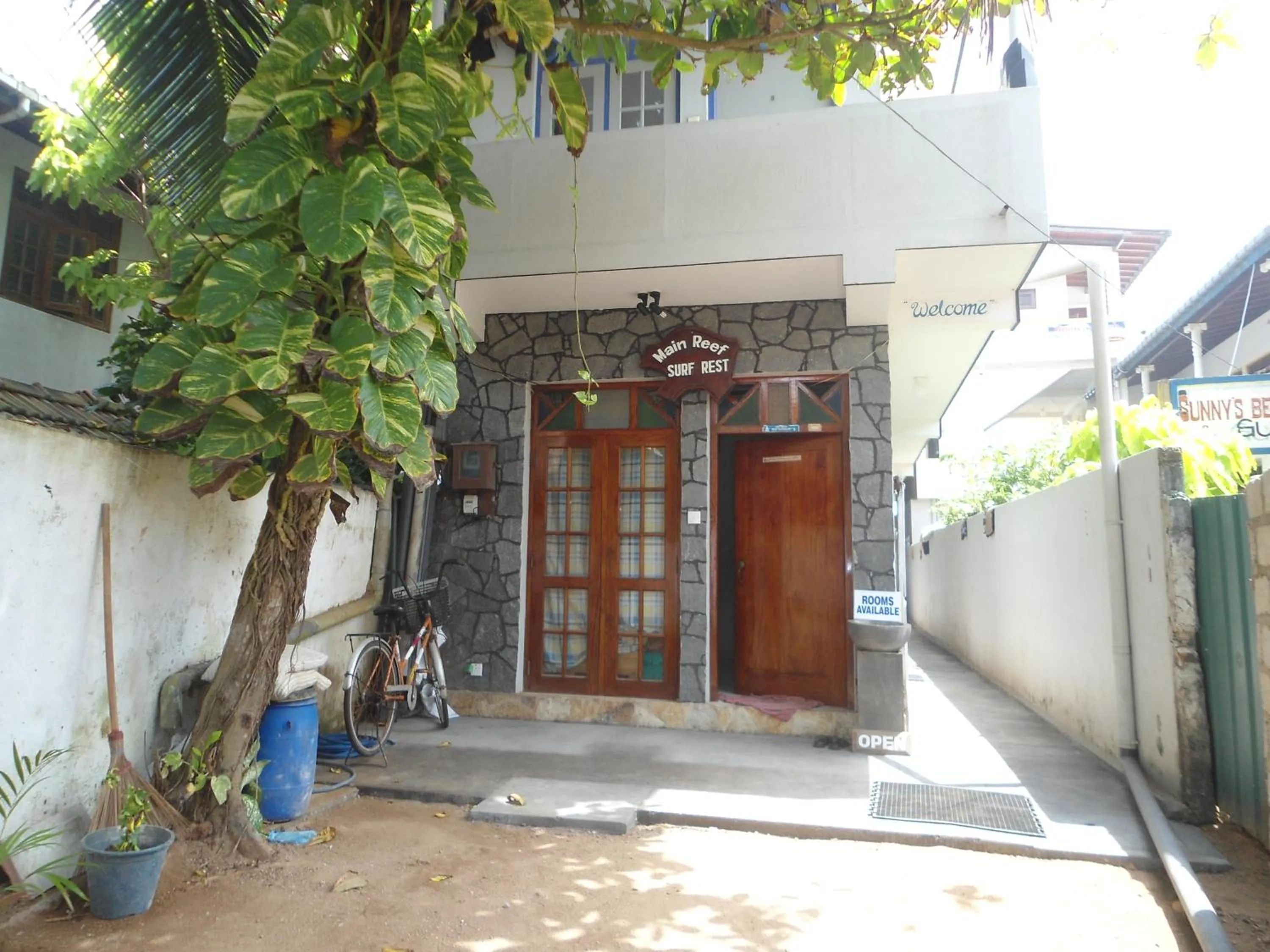 Facade/entrance in Main Reef Guest House