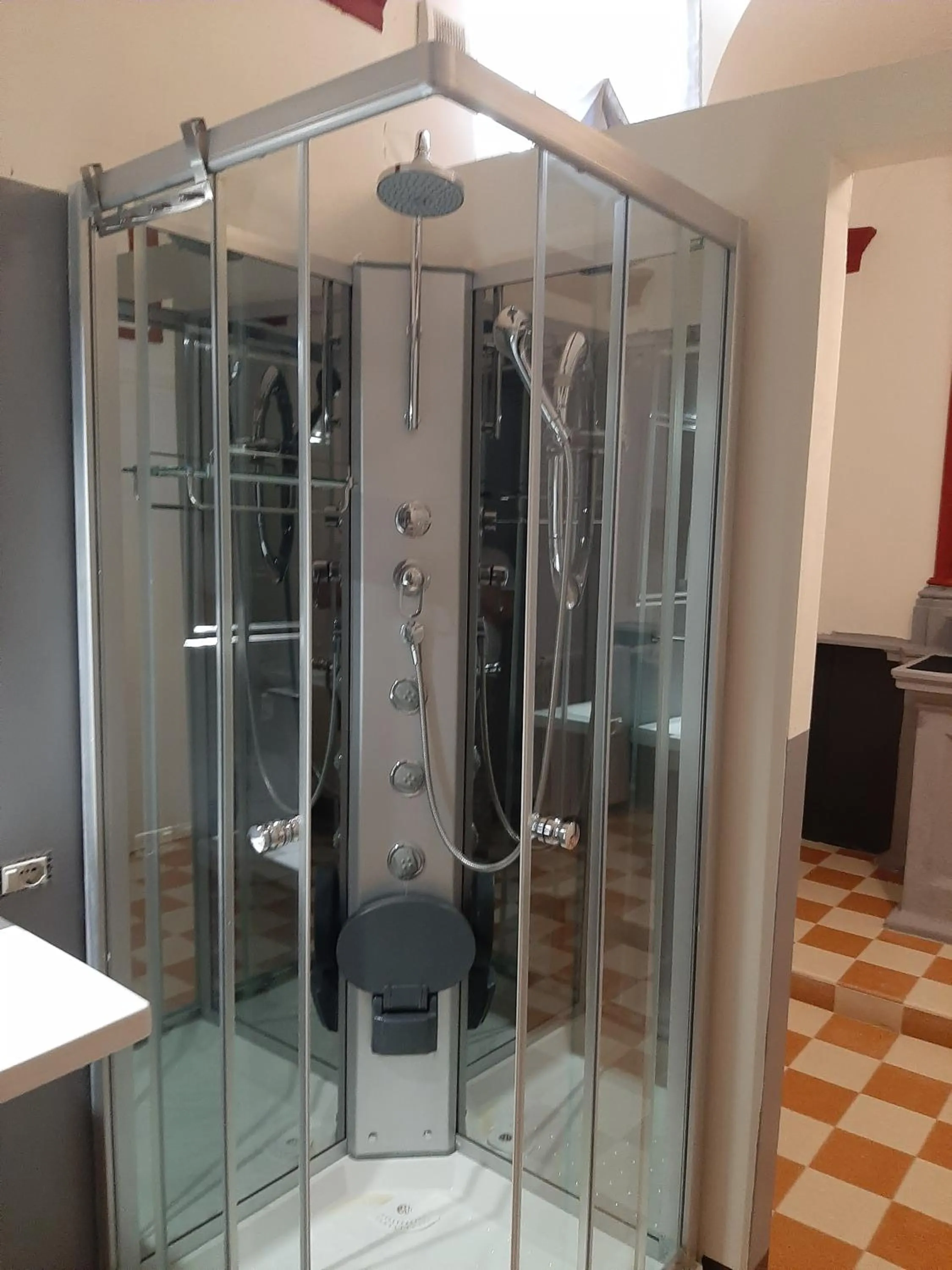 Shower in B&B Principe Calaf 3