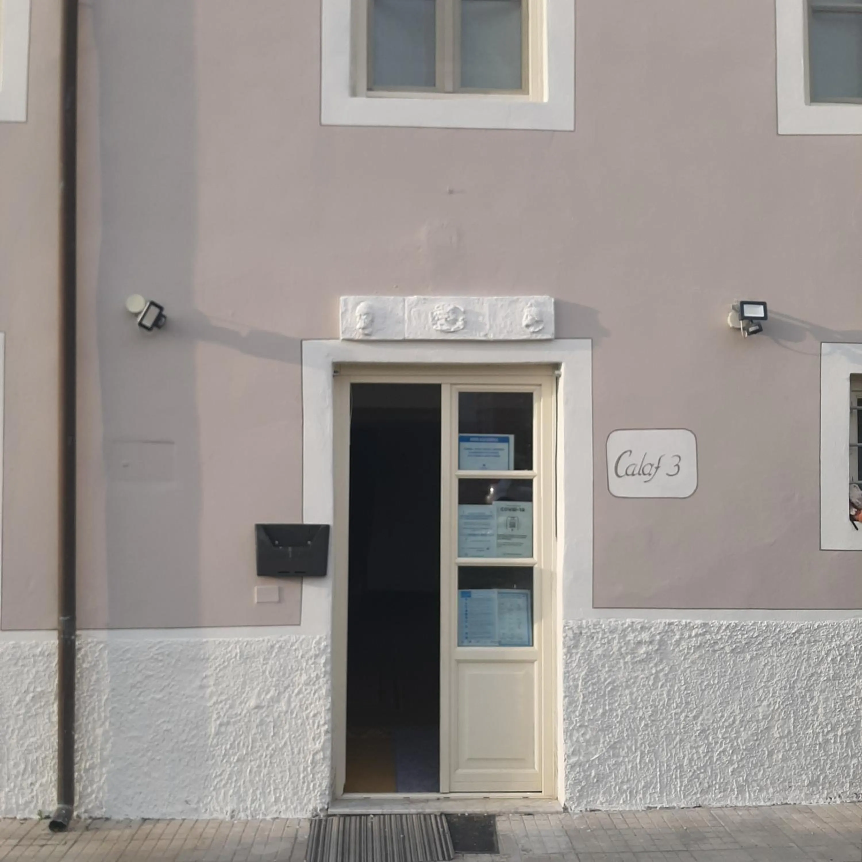 Facade/entrance in B&B Principe Calaf 3