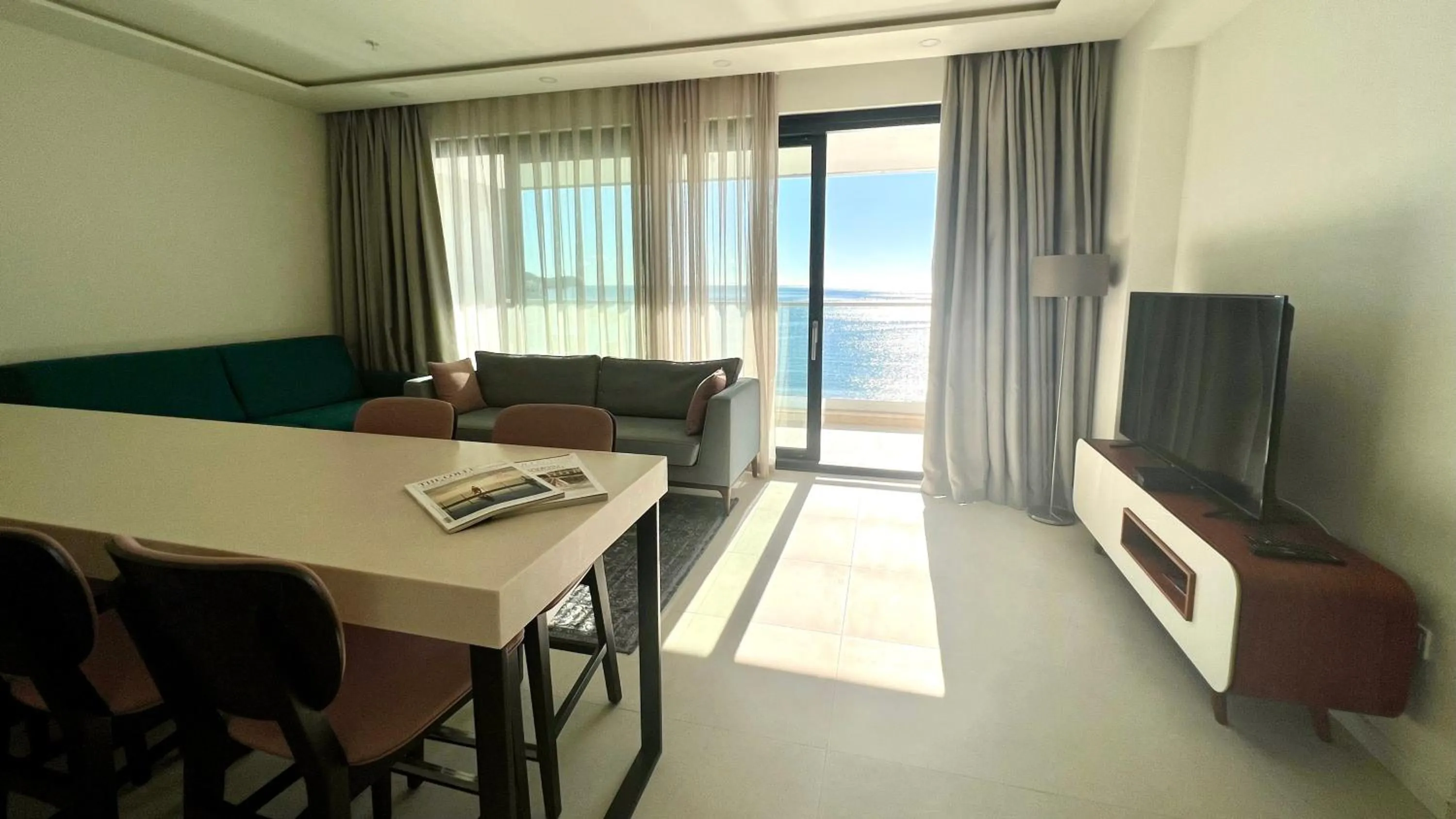 TV and multimedia in Sunraf Luxe Apartments