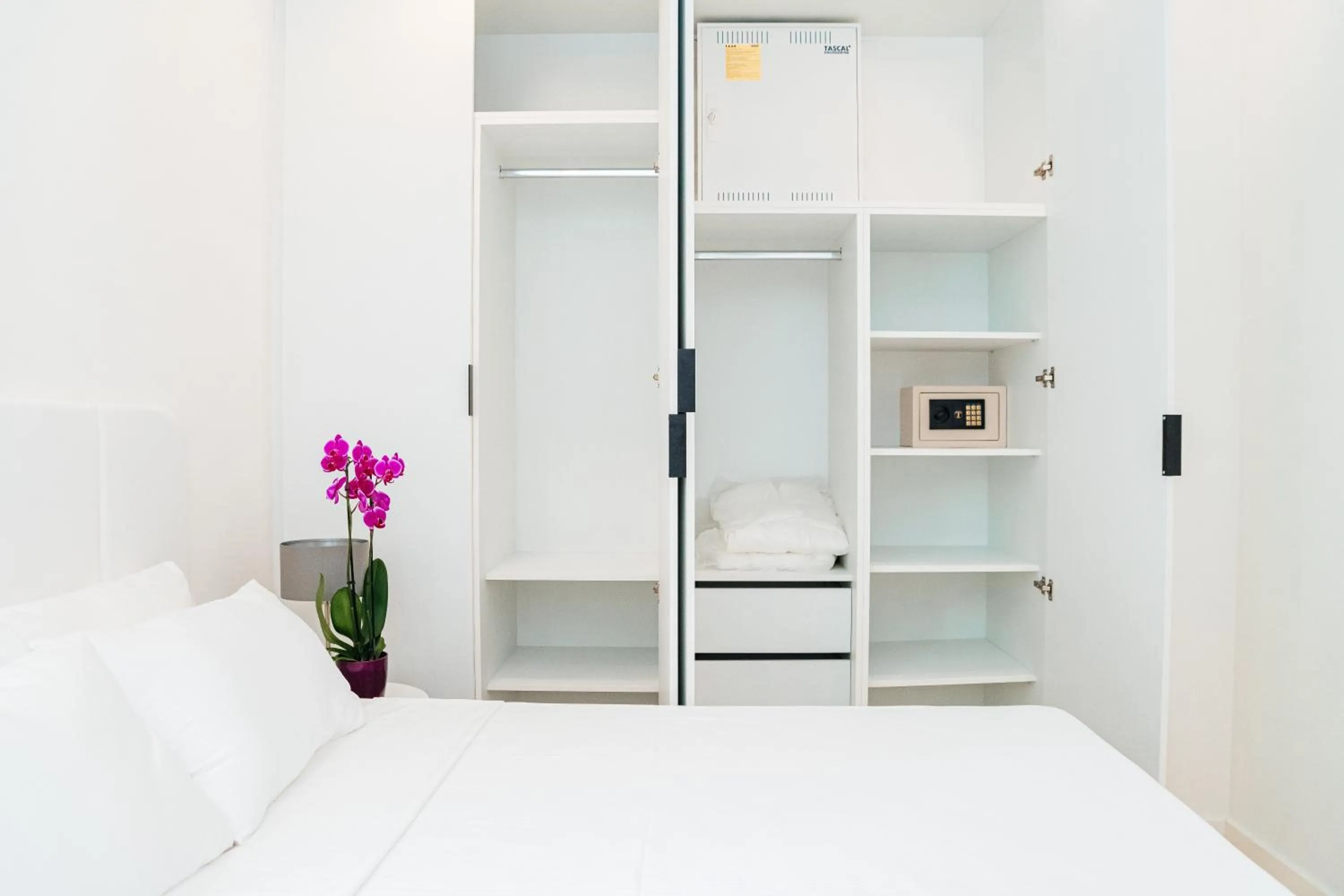 Bed in Sunraf Luxe Apartments