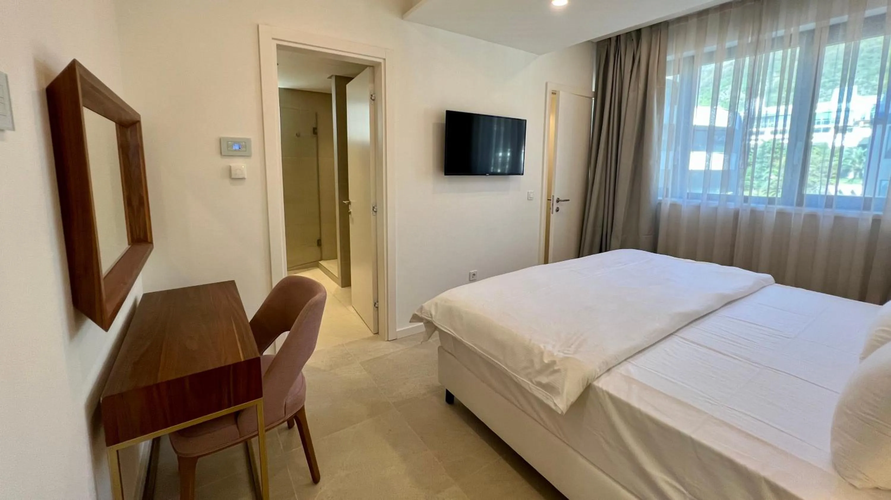 Bedroom, Bed in Sunraf Luxe Apartments