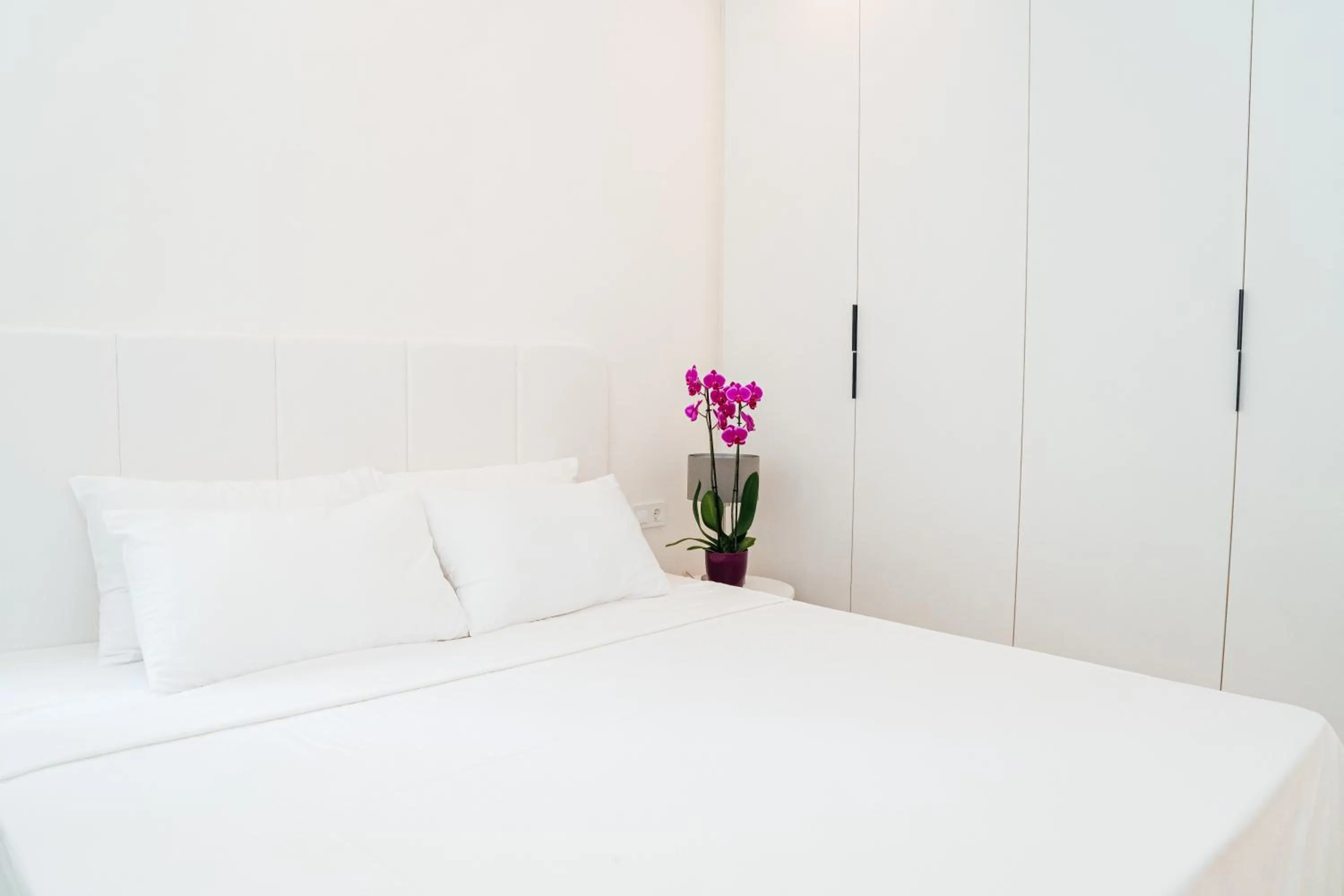 Bed in Sunraf Luxe Apartments