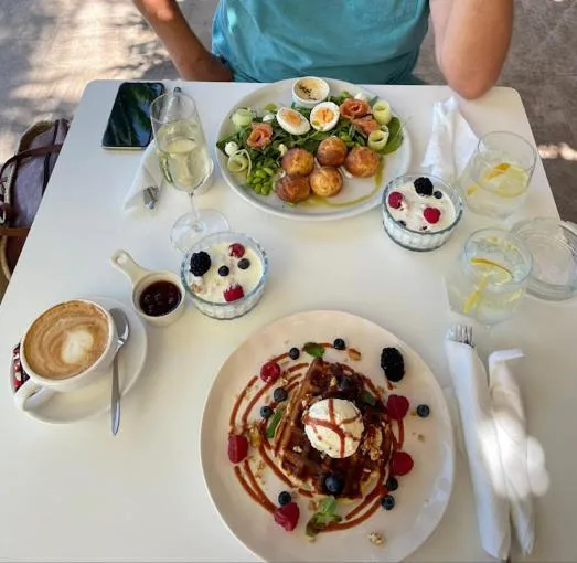 Restaurant/places to eat in Sunraf Luxe Apartments