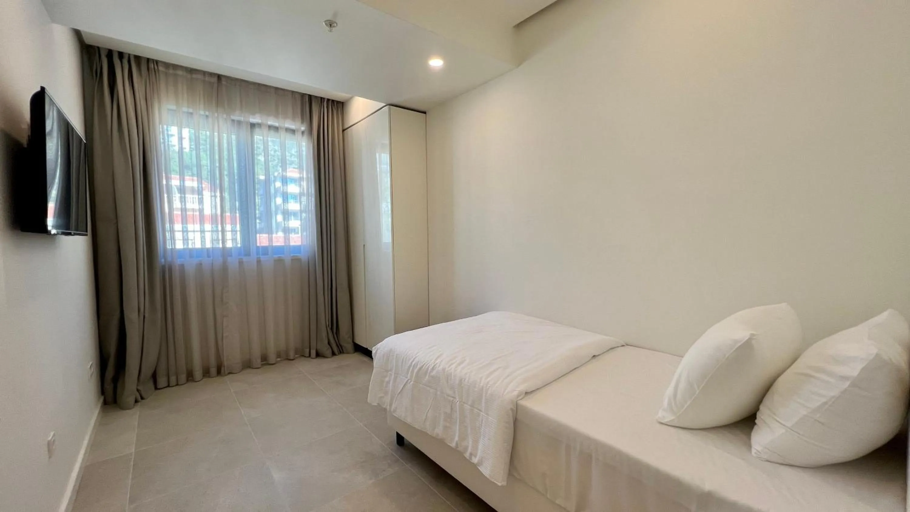 Bed in Sunraf Luxe Apartments