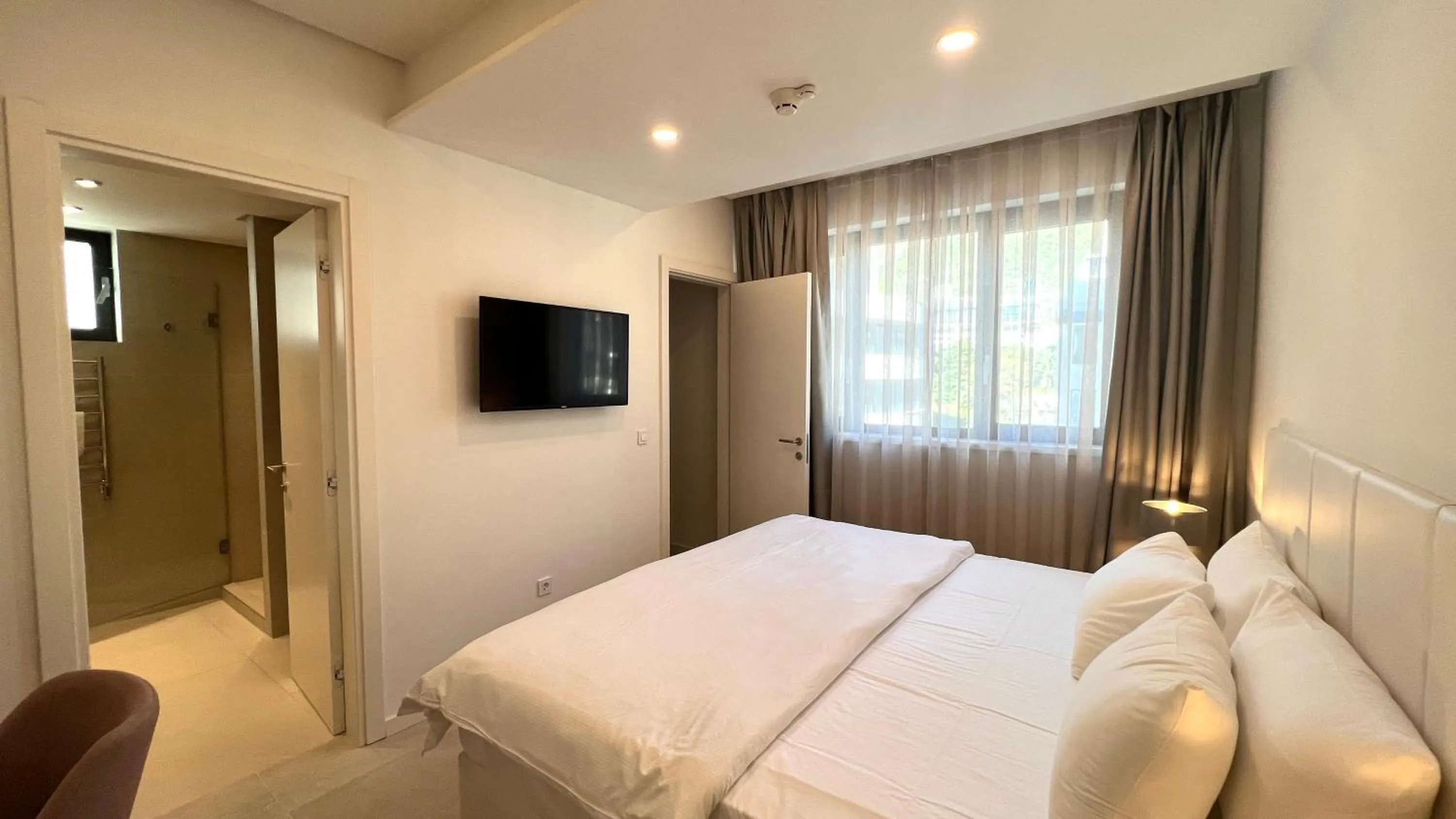 Bedroom, Bed in Sunraf Luxe Apartments