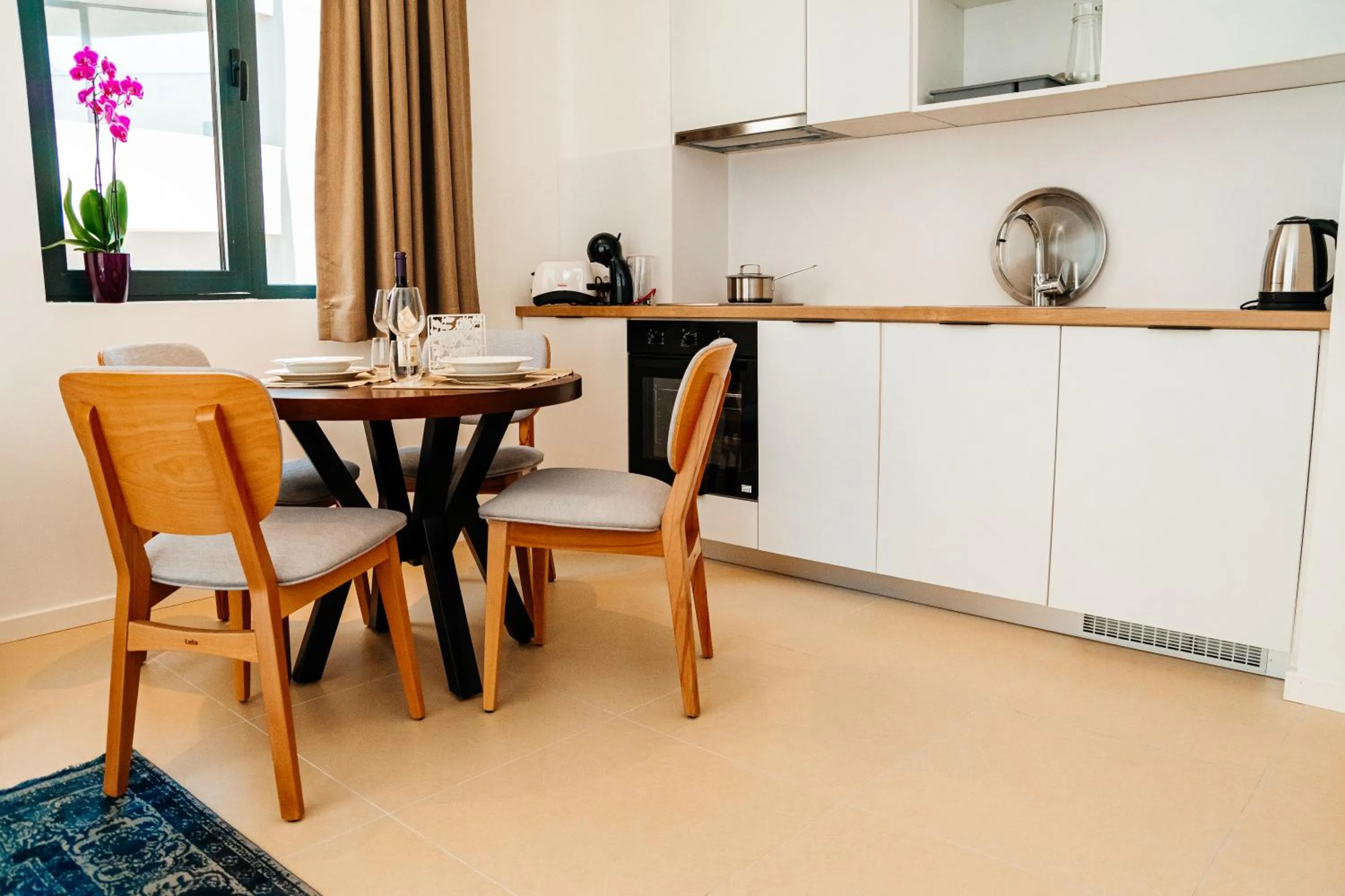 Kitchen or kitchenette in Sunraf Luxe Apartments